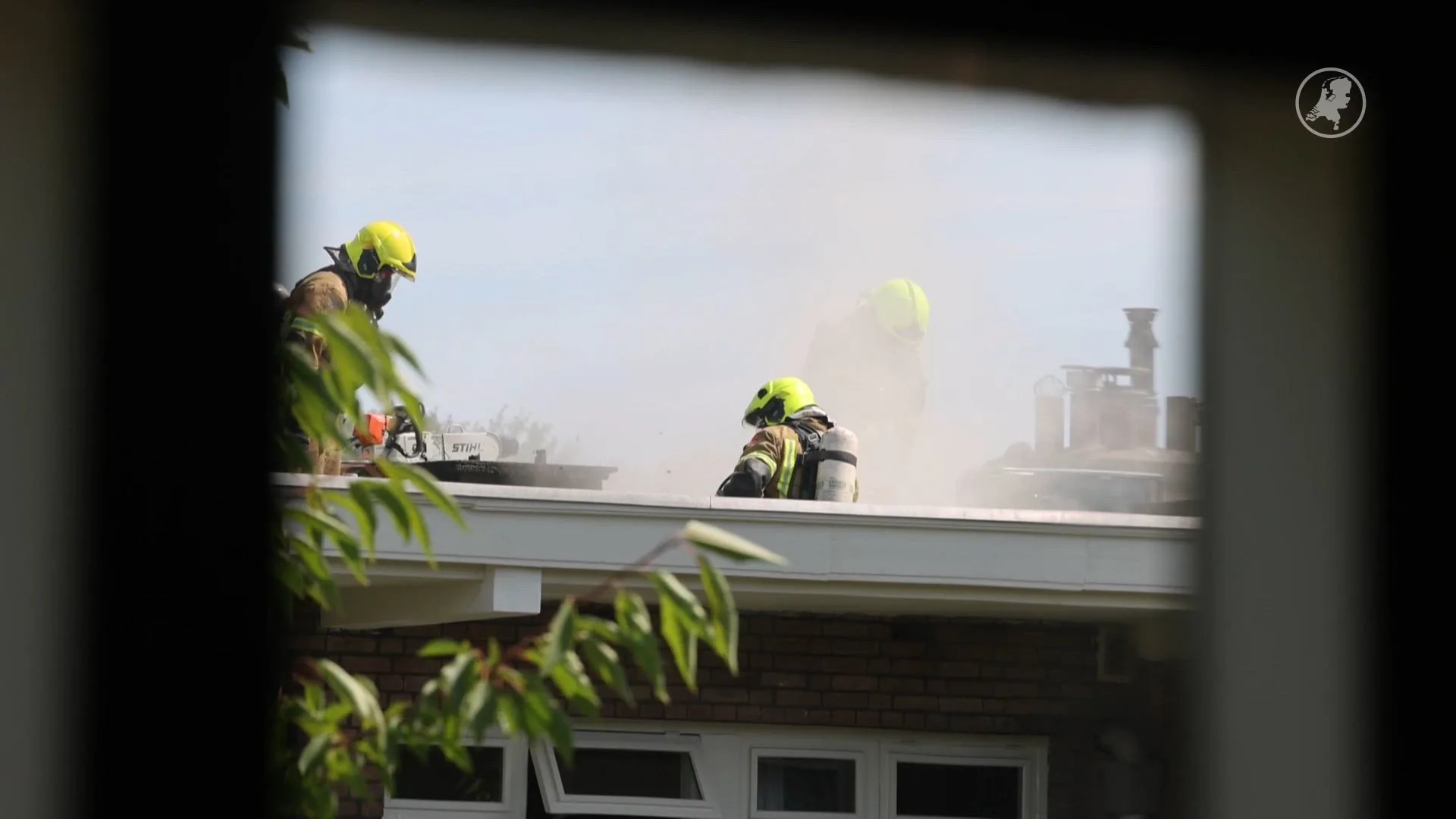 Grote brand na werkzaamheden op dak: twaalf woningen ontruimd