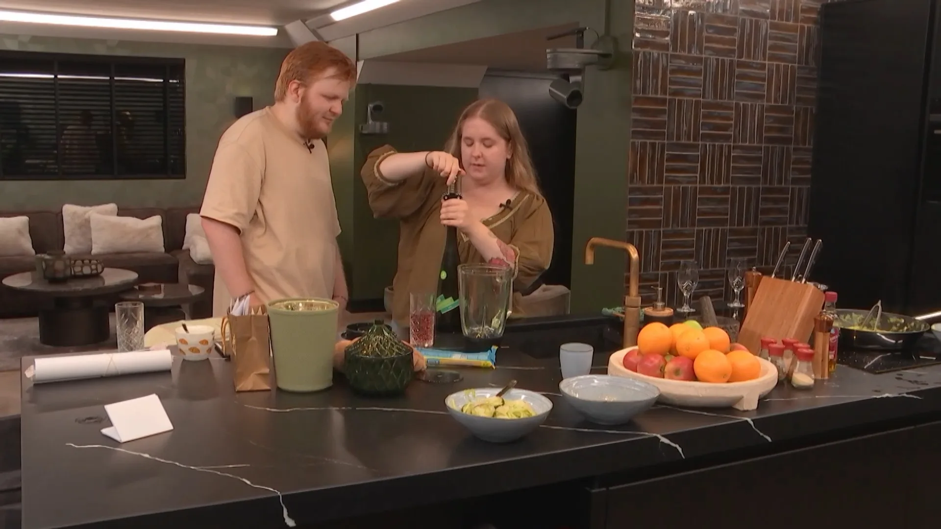 Chantal en Tim beginnen hun date met een obstakel