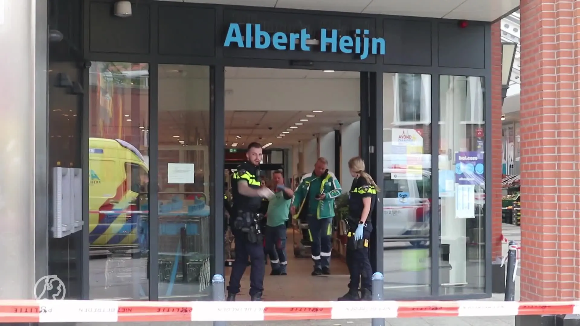 Steekpartij bij Albert Heijn: slachtoffer met nekwond gereanimeerd bij de kassa