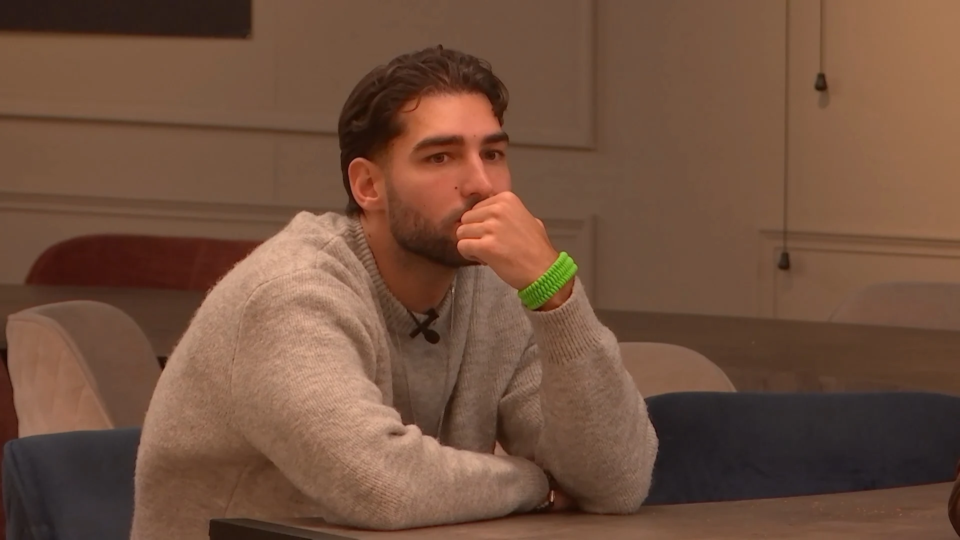 Ricky is onzeker door Salar zijn gedrag