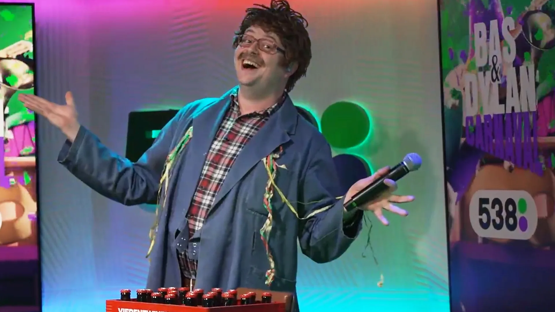 Lamme Frans pakt zijn Vierentwintigdelig Noodpakket uit bij Bas & Dylan!