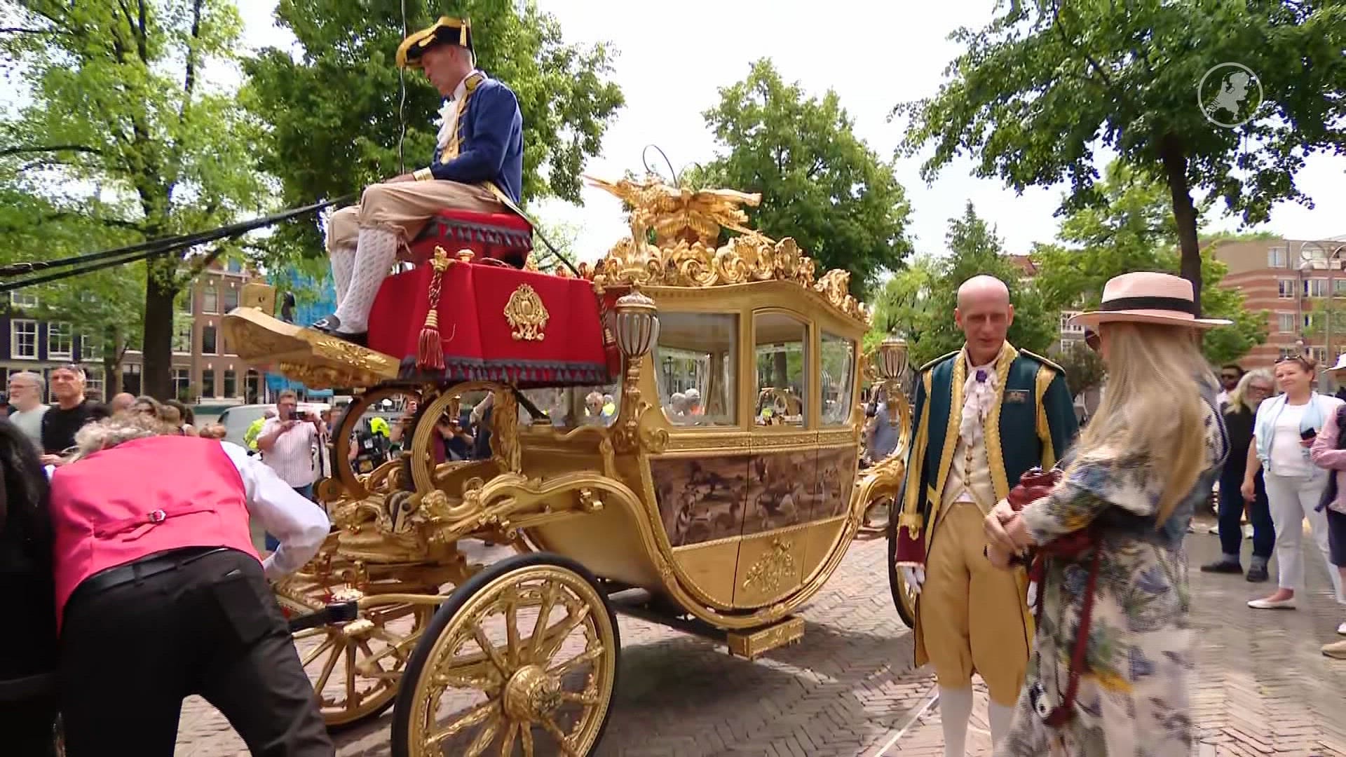Kunstenaar Riny maakt replica gouden koets