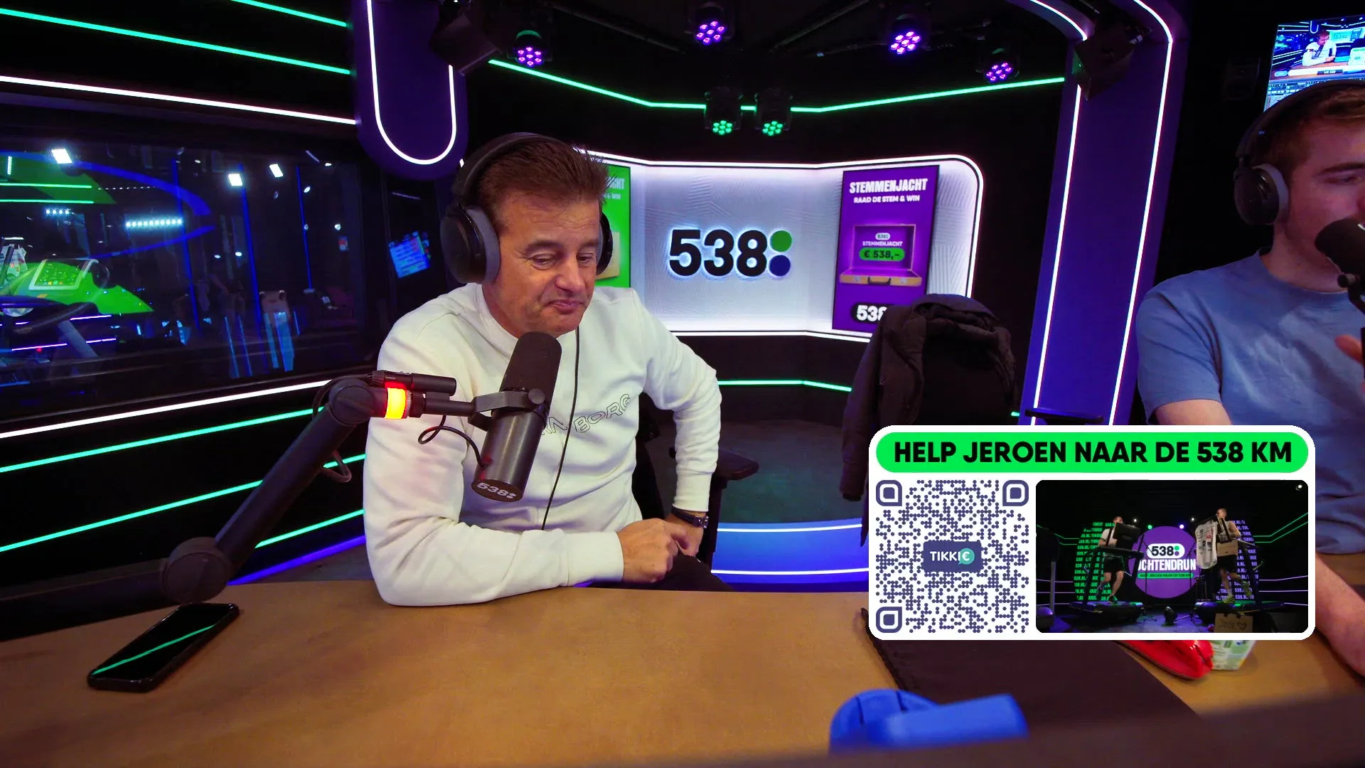 Zoon van Wilfred Genee leest de haatreacties van zijn vader mee