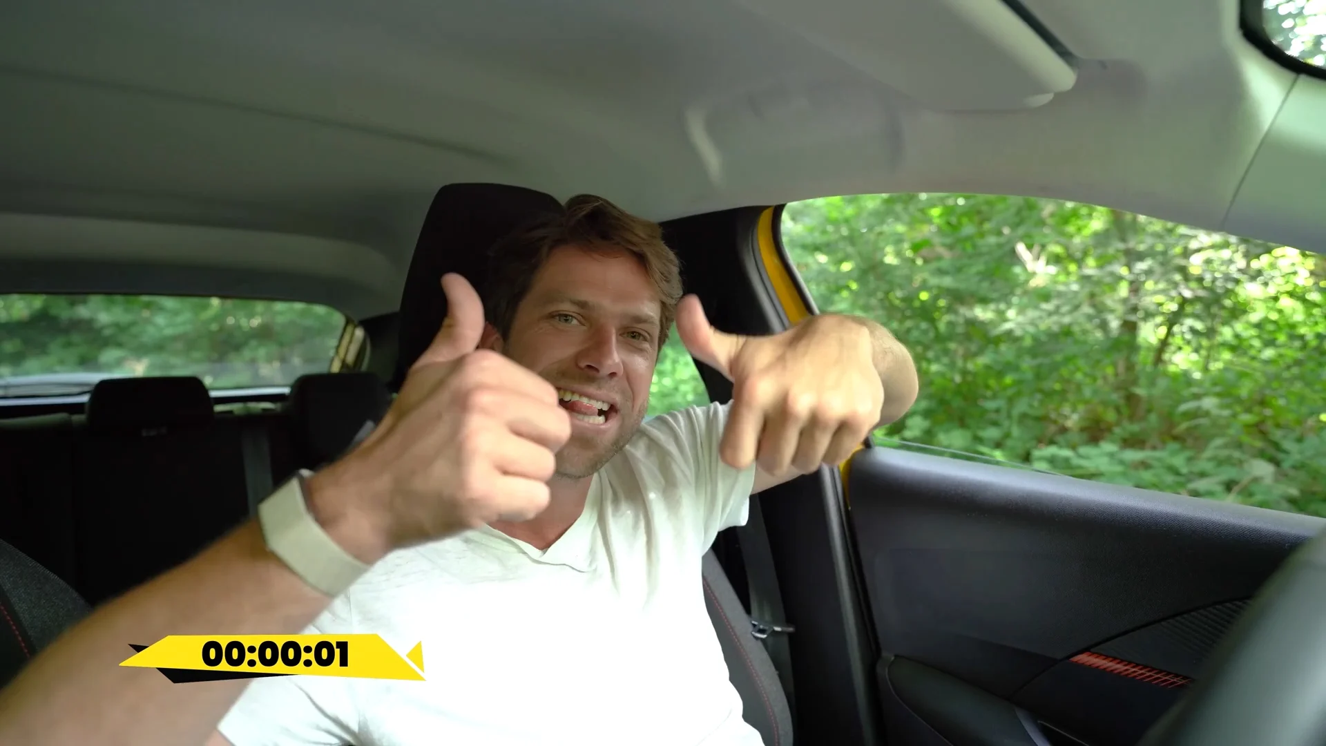 Verstoppen met de auto: Thomas rijdt het hele industrieterrein door