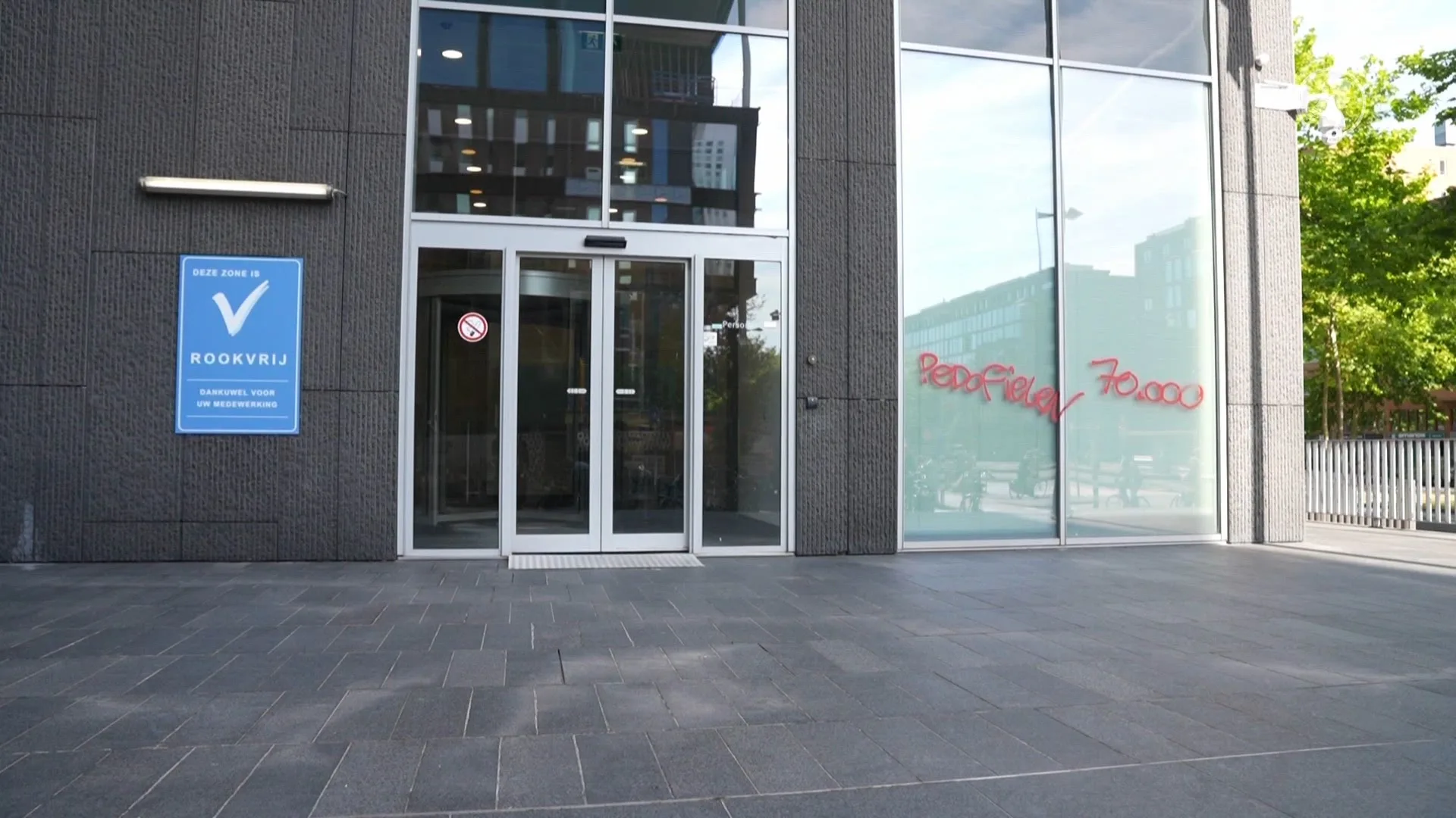 Meer gebouwen in Rotterdam beklad met tekst over pedofielen