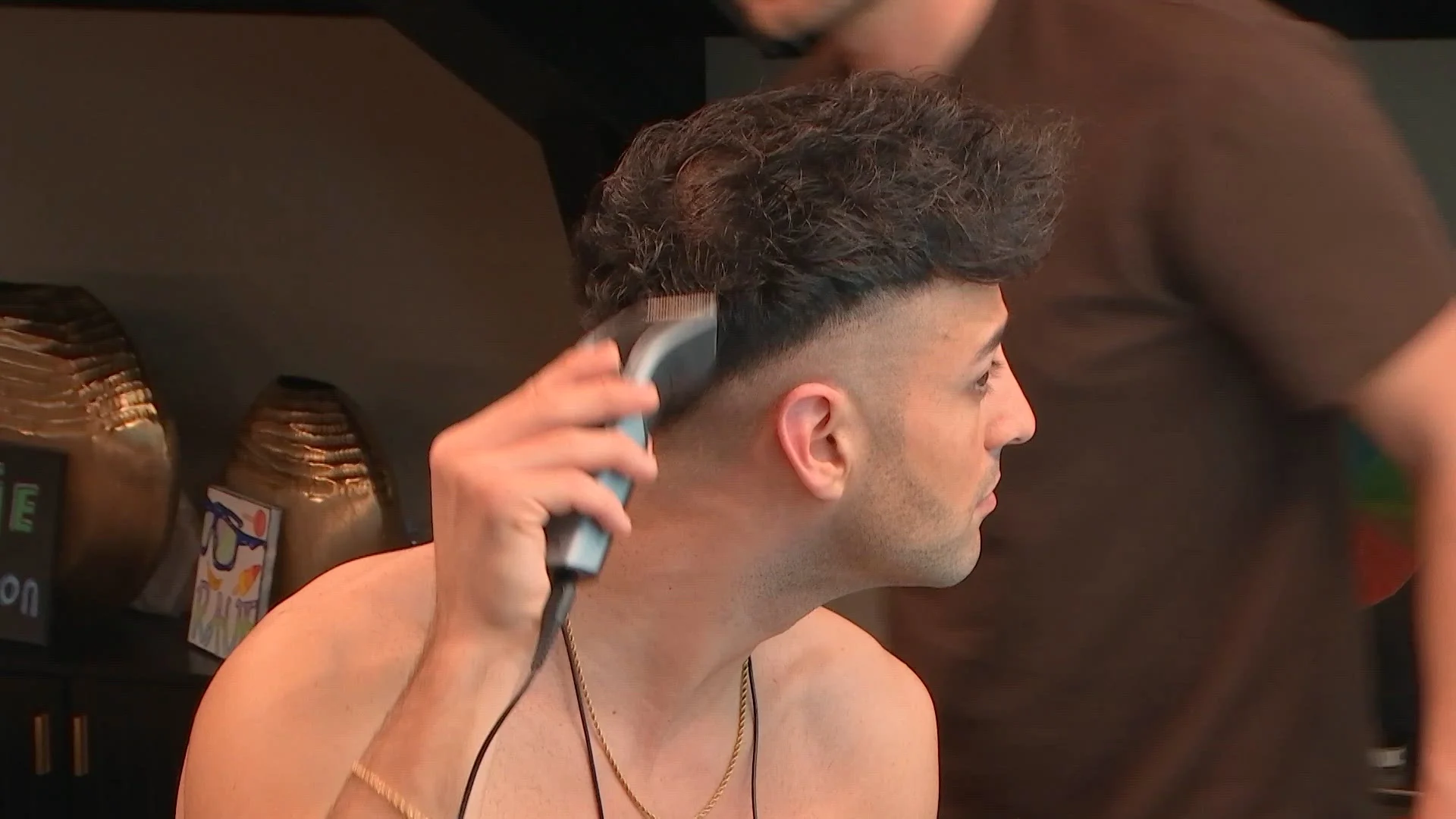 Salar verpest zijn haar