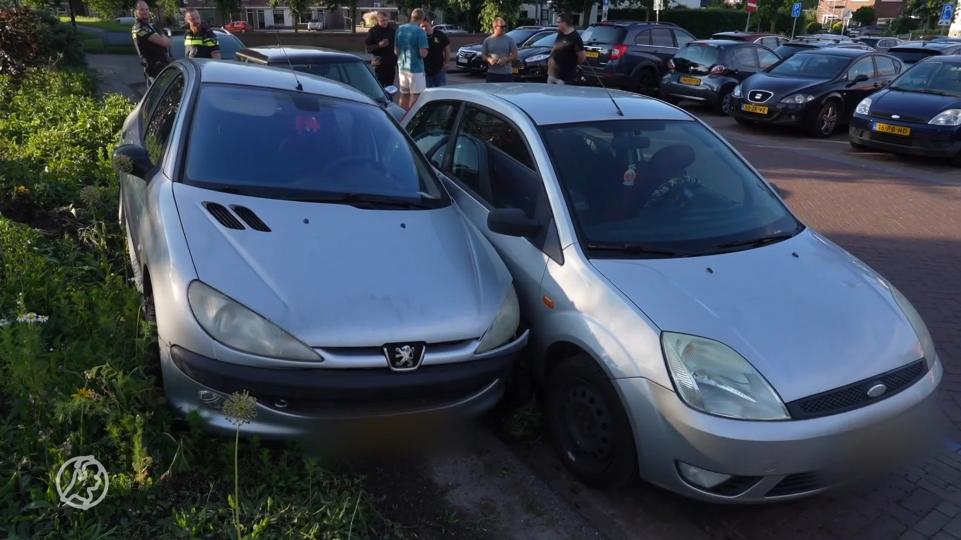Omstanders grijpen automobilist die wil vluchten na meerdere botsingen