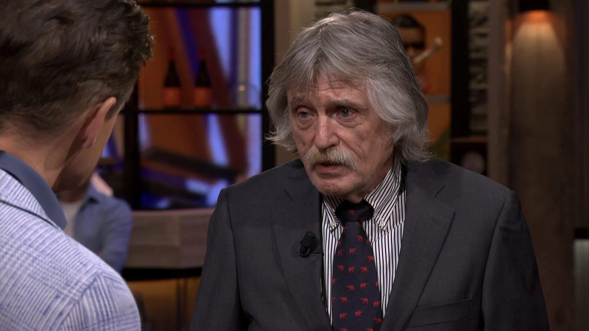 Johan Derksen verrast Wilfred Genee: 'Je moet mij feliciteren, ik heb een nieuwe baan!'