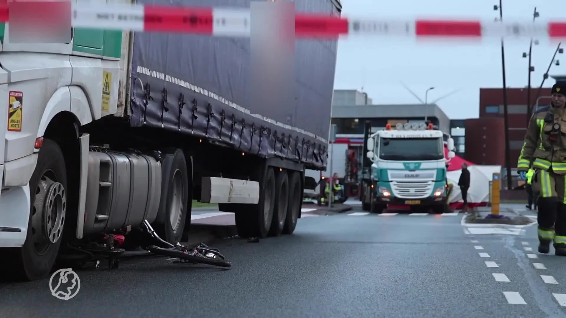 Fietsster (22) dood na aanrijding met vrachtwagen in IJmuiden