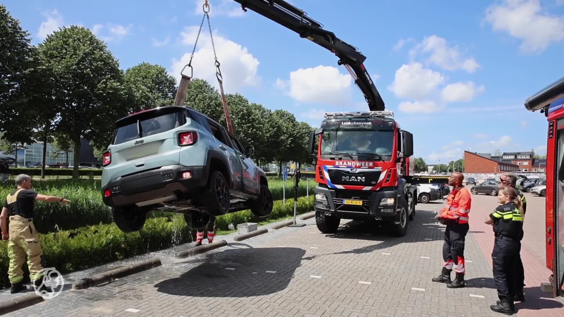 Vrouw belandt met auto in sloot langs Donau in Leidschenveen