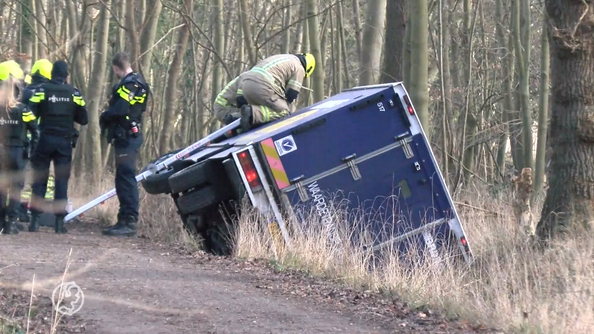 Waardetransportauto glibbert greppel bij Oostkapelle in