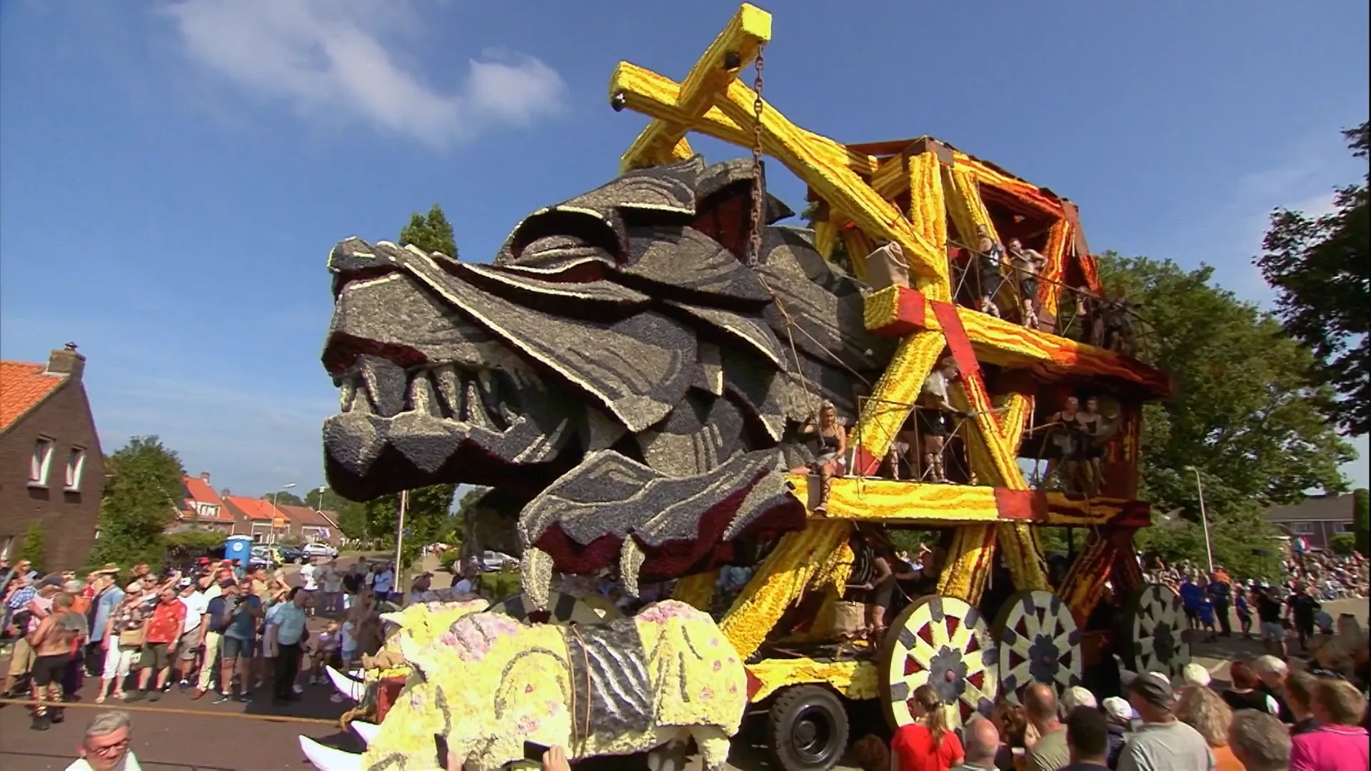 De wagens zijn los! Dit is het Corso van Sint Jansklooster!