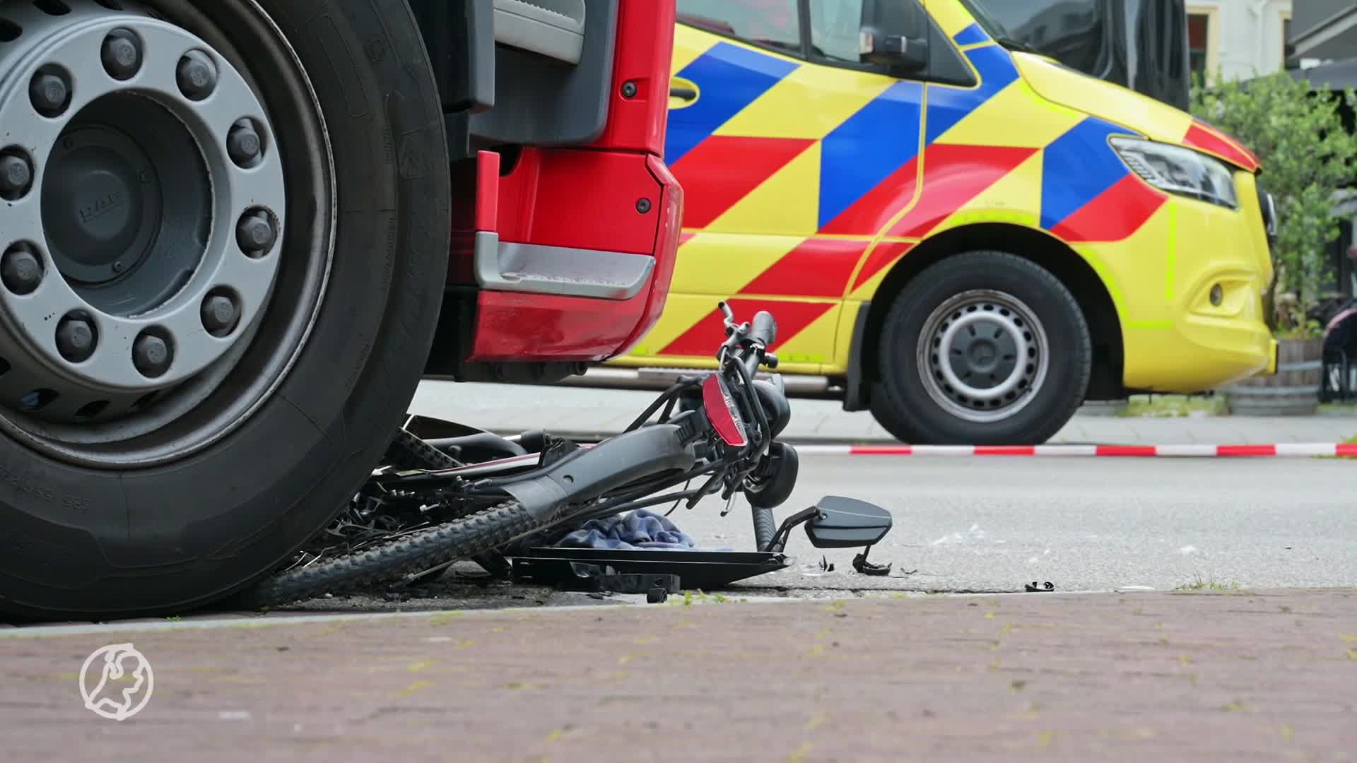 Fietser komt onder vrachtwagen in Breda