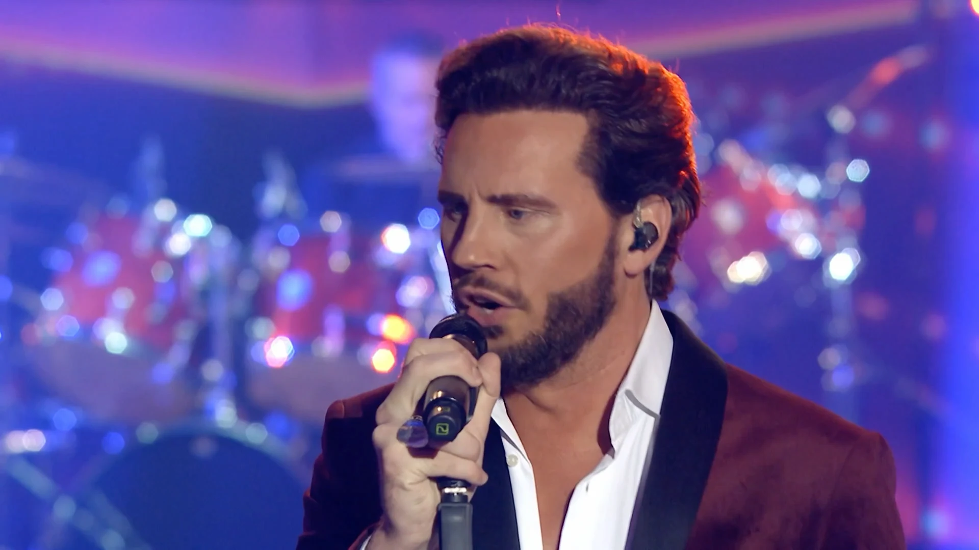 Bouke zingt 'A Little Less Conversation'