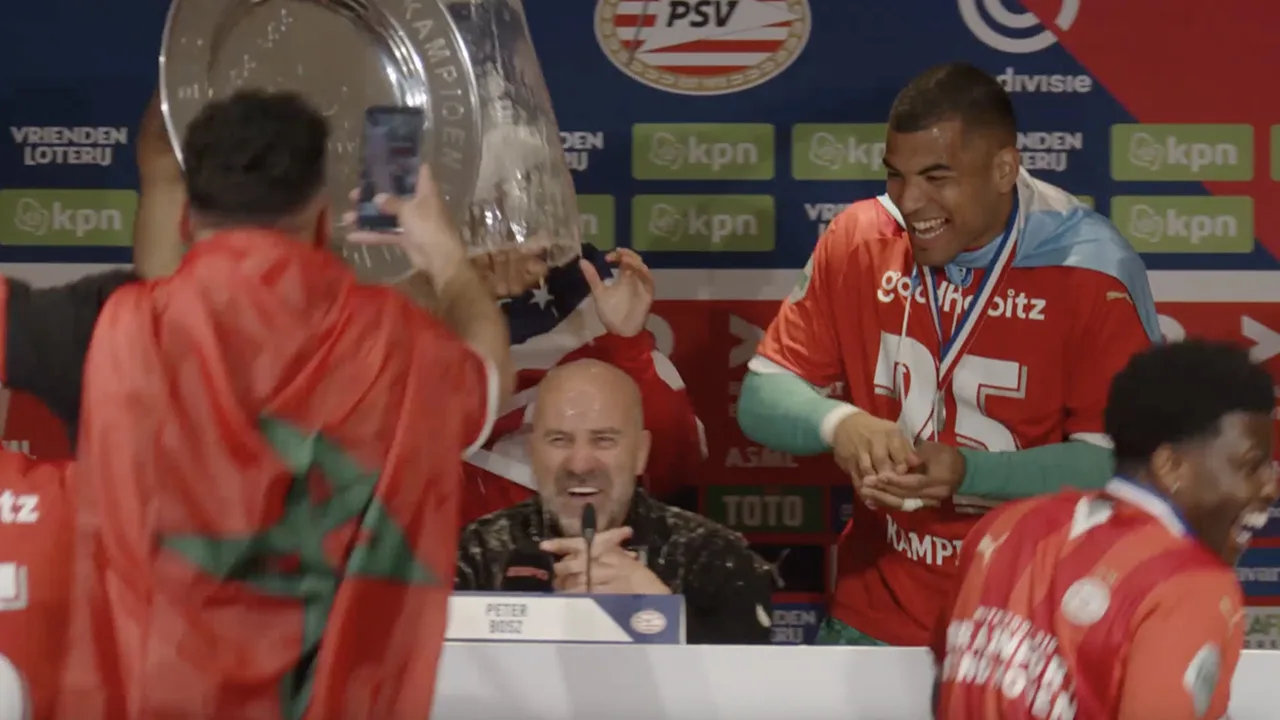 Héérlijke beelden: PSV-spelers bezorgen Bosz bierdouche op persconferentie