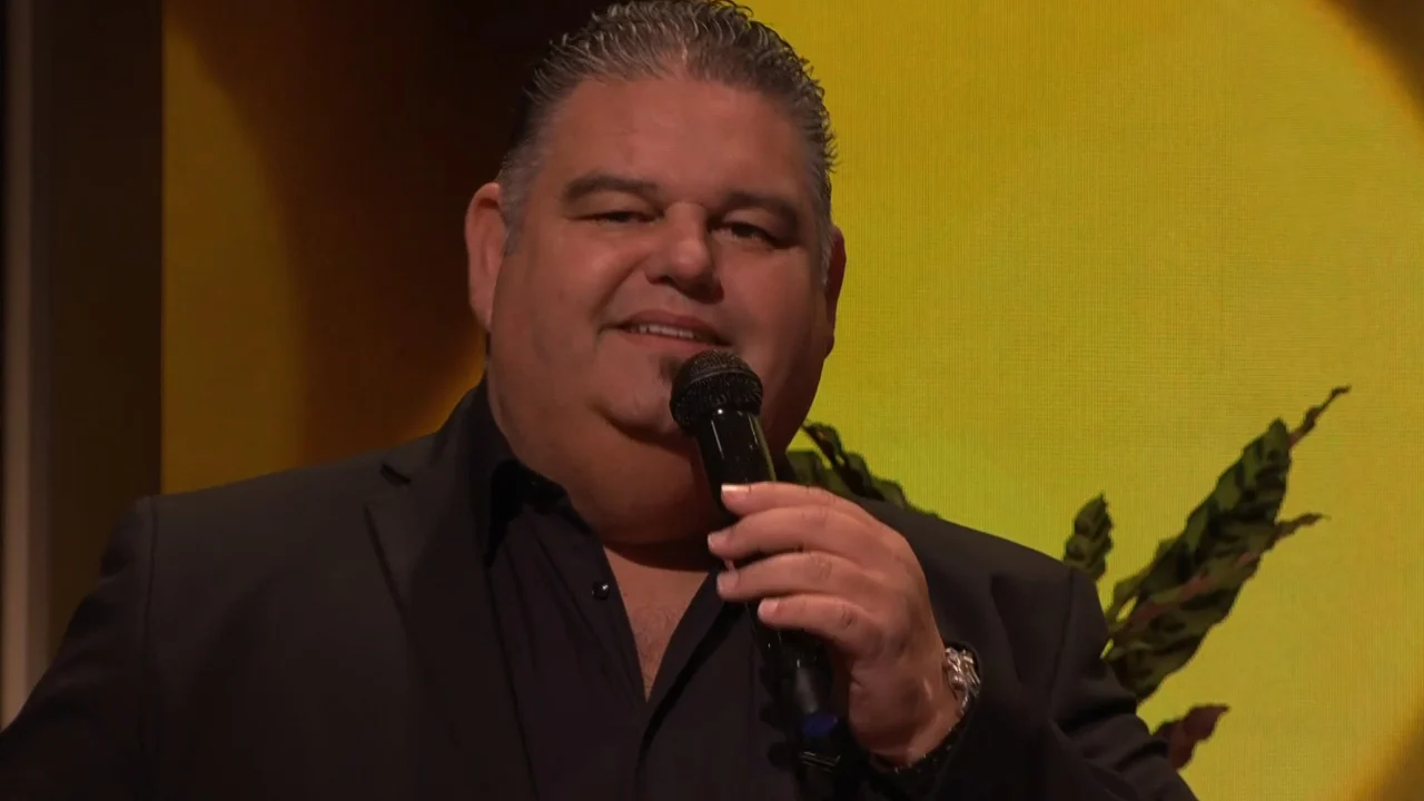 Django Wagner zorgt voor kroegsfeer bij De Oranjezondag met zijn hit 'Kali'