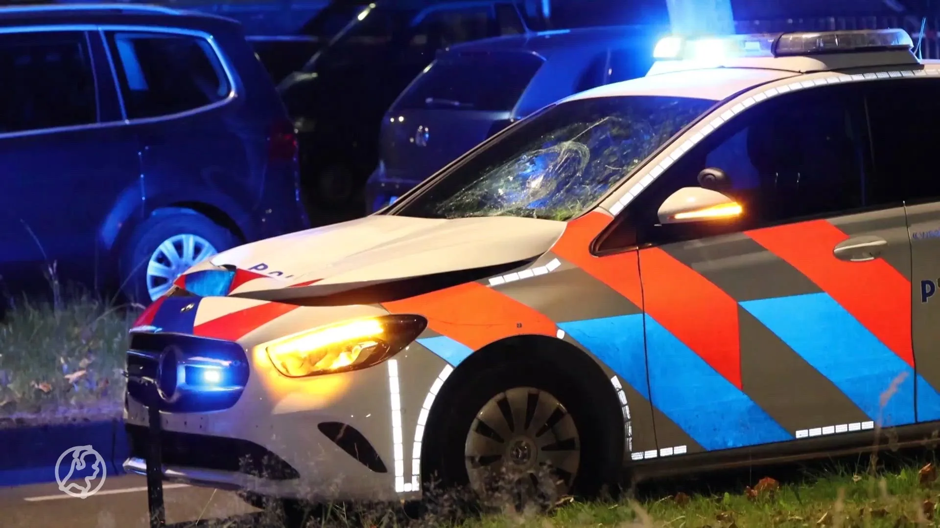 Politieauto crasht in Amsterdam, man raakt gewond