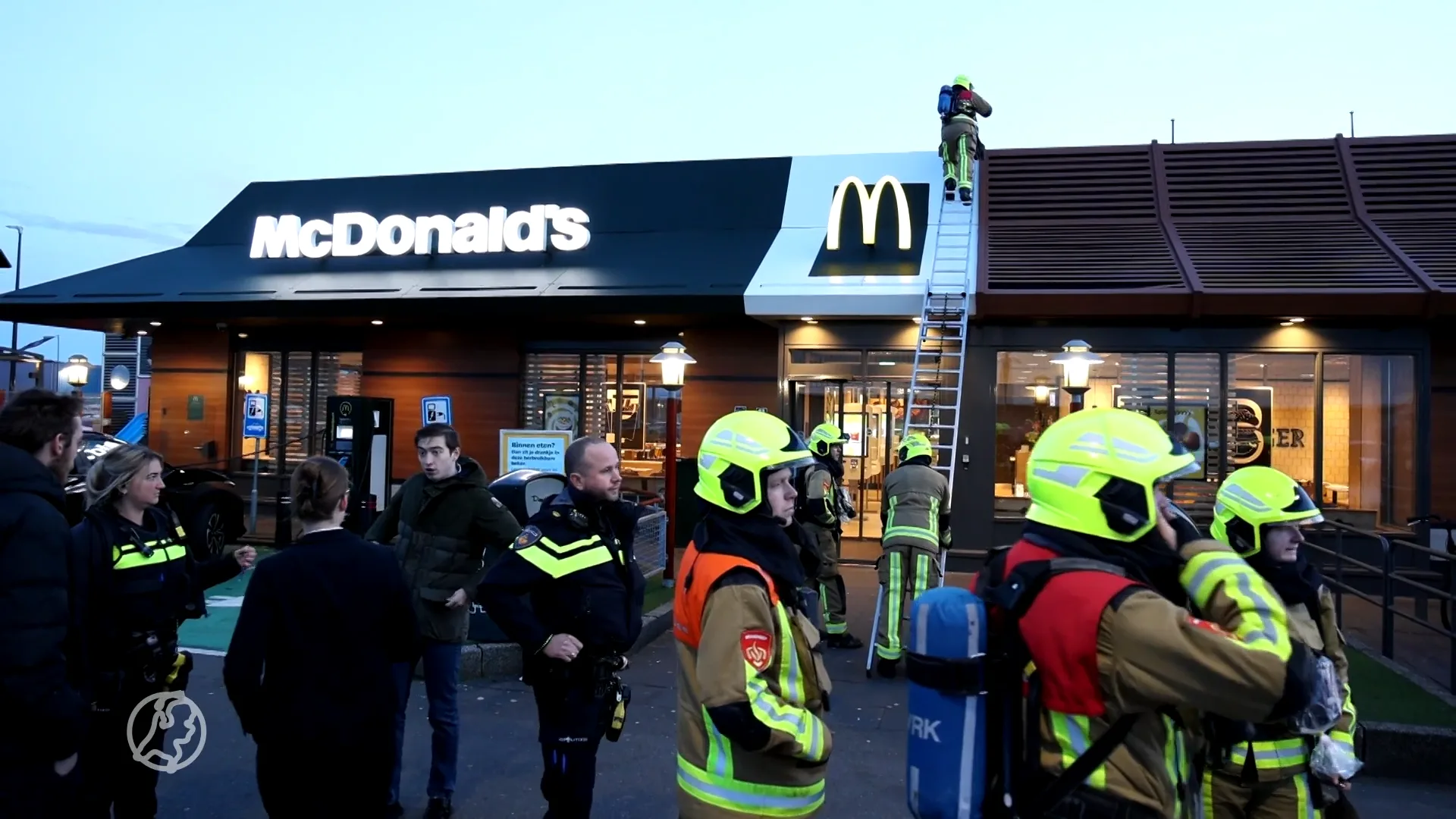 Frituurpan vliegt in brand in McDonalds, restaurant geëvacueerd
