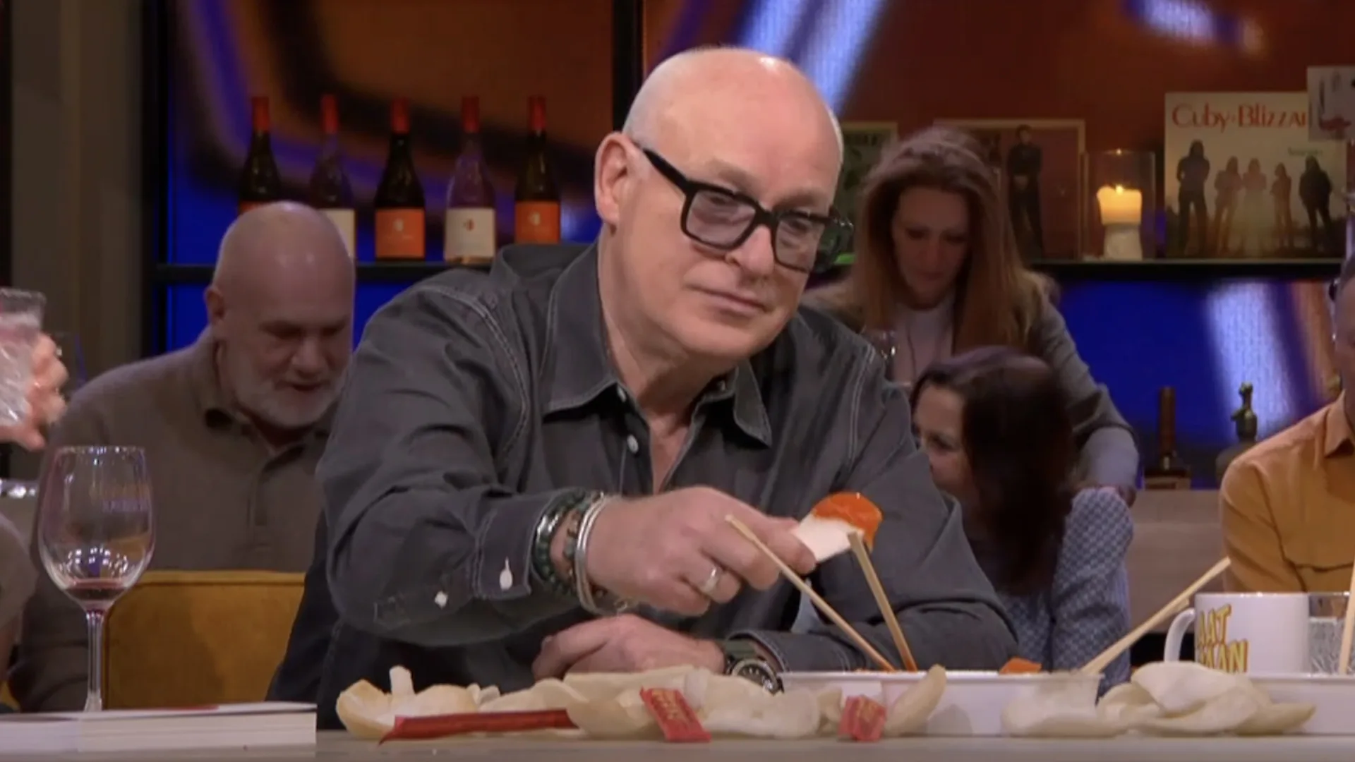 René van der Gijp geniet van Chinees eten op tafel bij Vandaag Inside: 'Lekker man!'