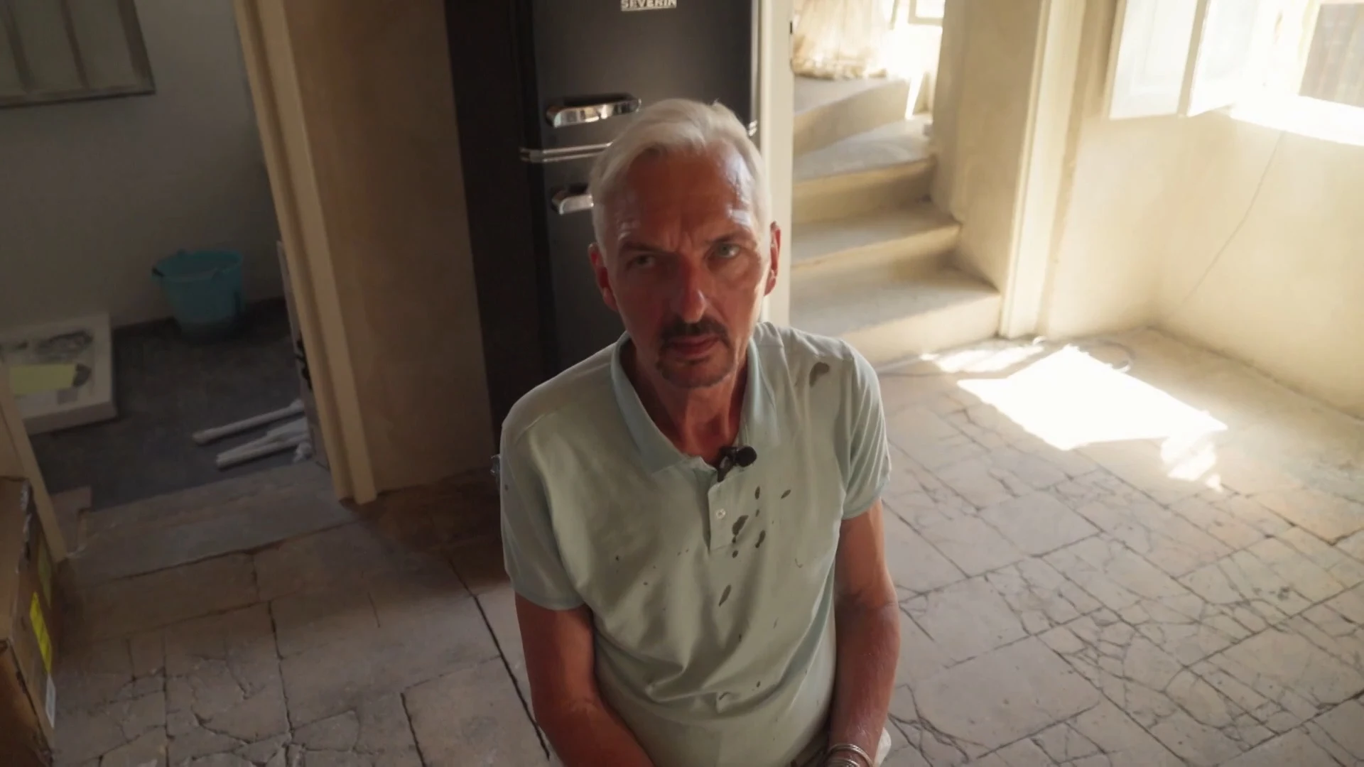 Martien fixt de vaatwasser maar stunt met de lampen: 'Jemig!'