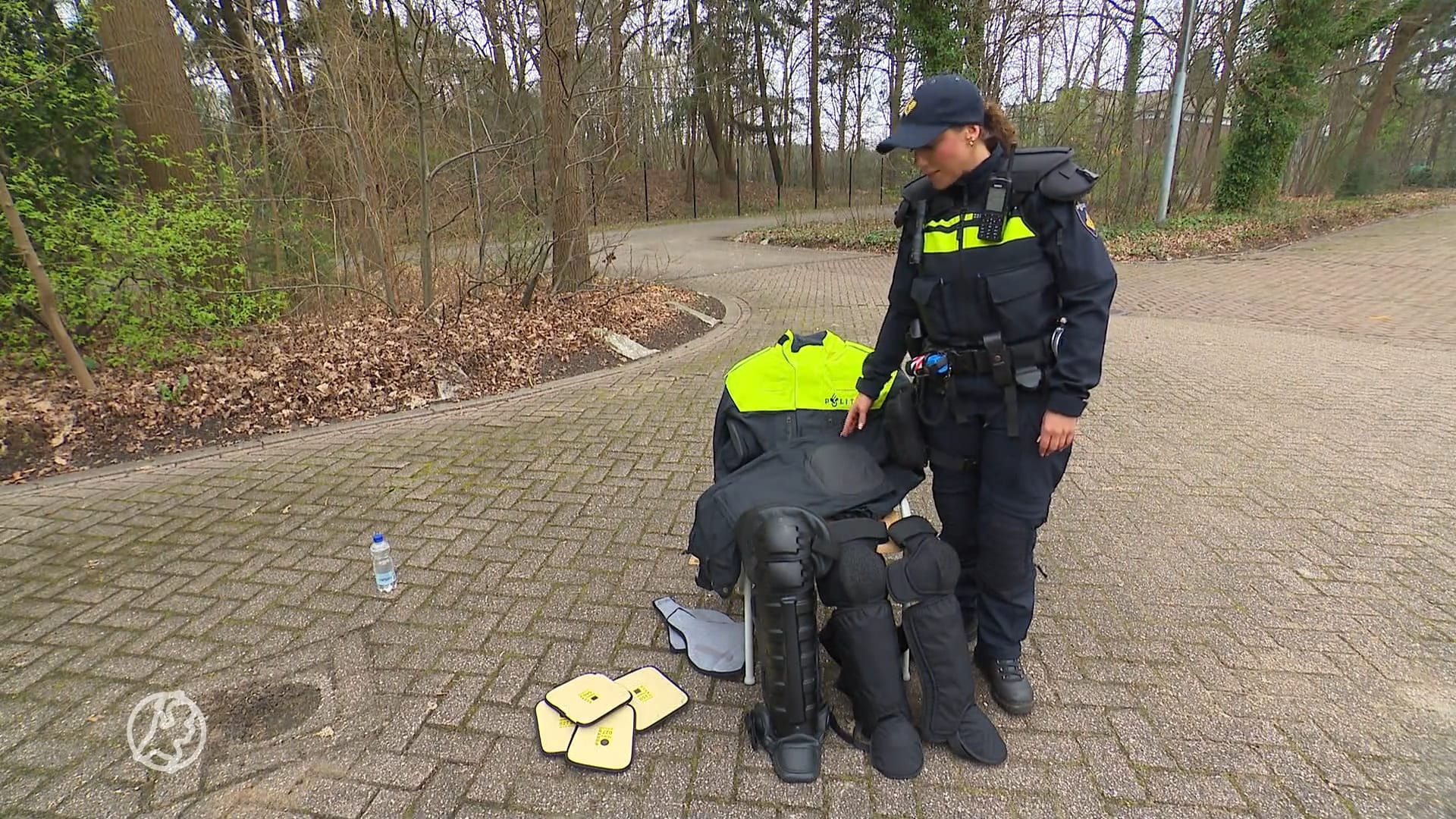 ME'ers laten nieuw uniform zien: 'Betere bescherming bij heftige rellen'