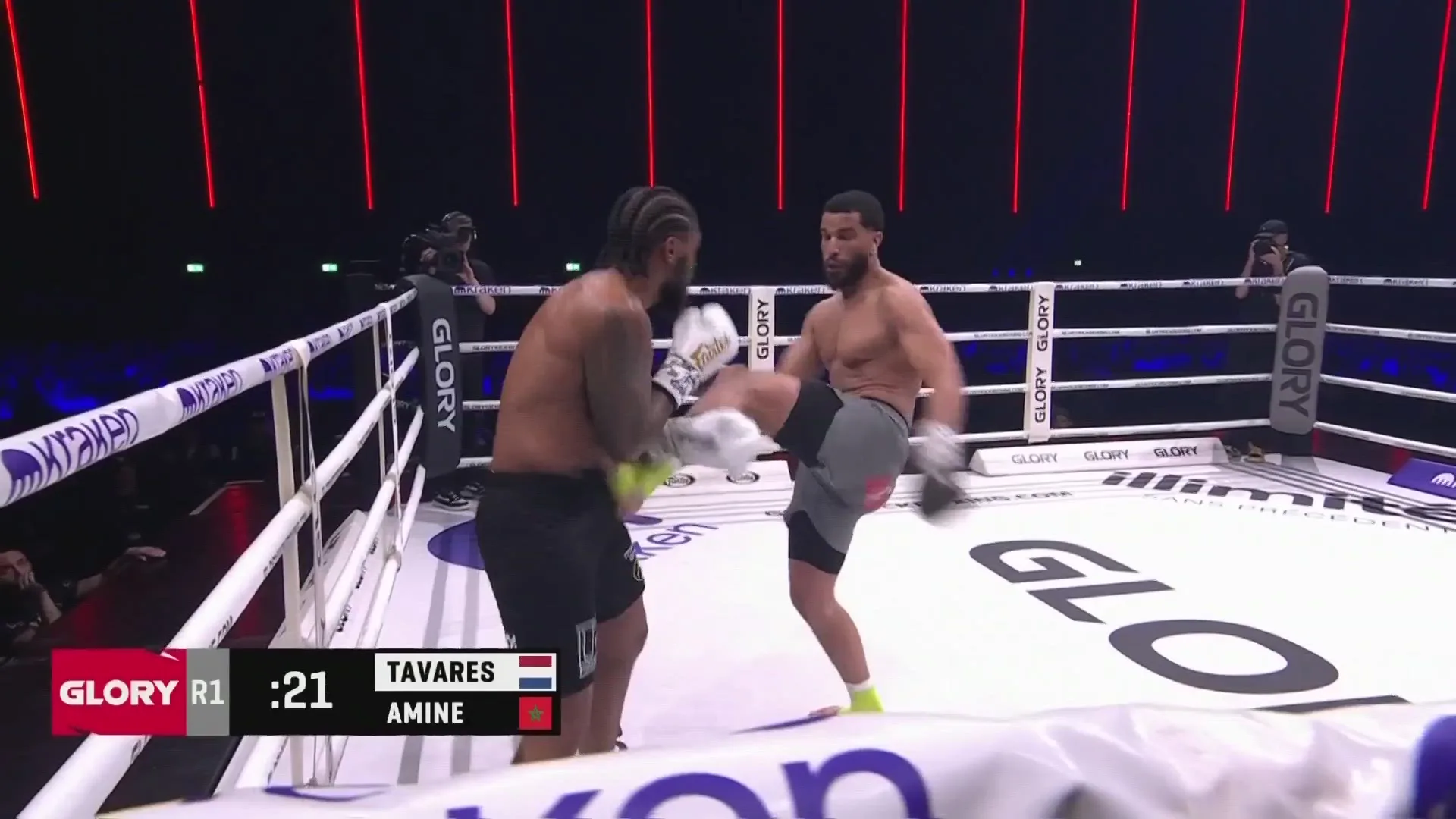 Amine slaat Tavares neer, chaos na de bel | GLORY 107