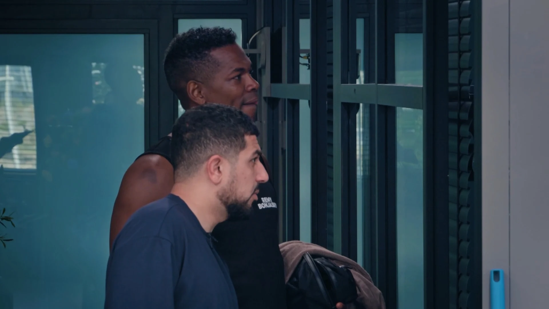 Remy botst tegen camera op: "Jij duwt me!"