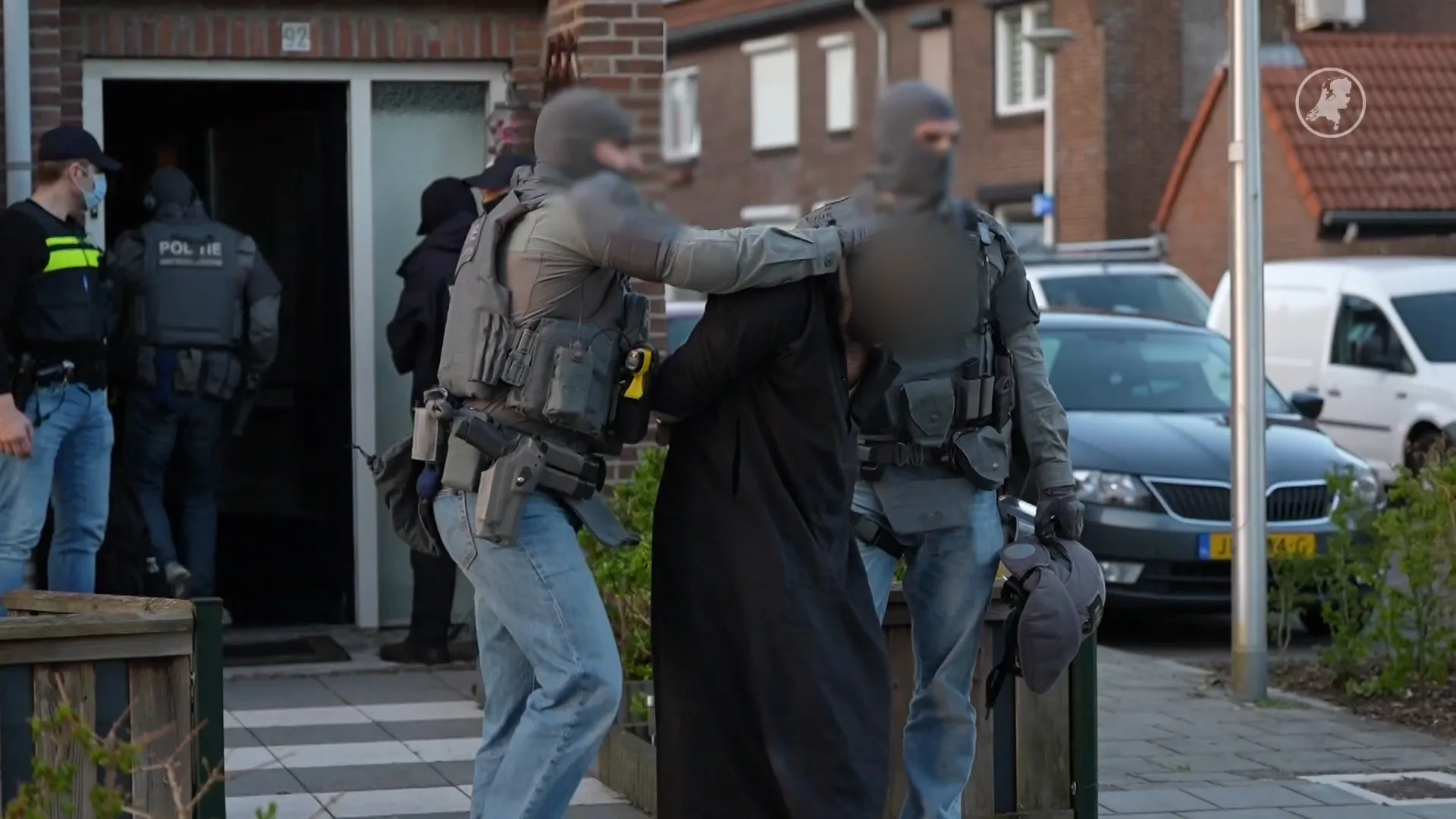 Speciaal team verricht arrestatie in woning Eindhoven, meerdere knallen te horen