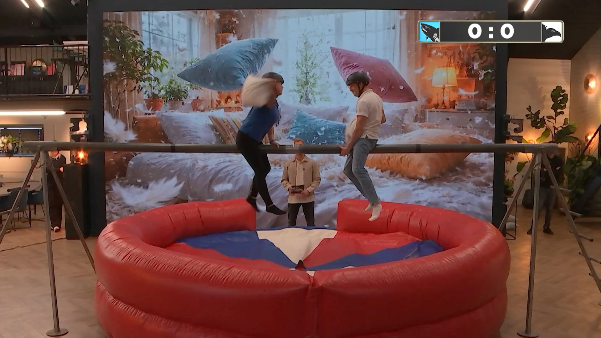 Kristie en Robert hebben een kussengevecht