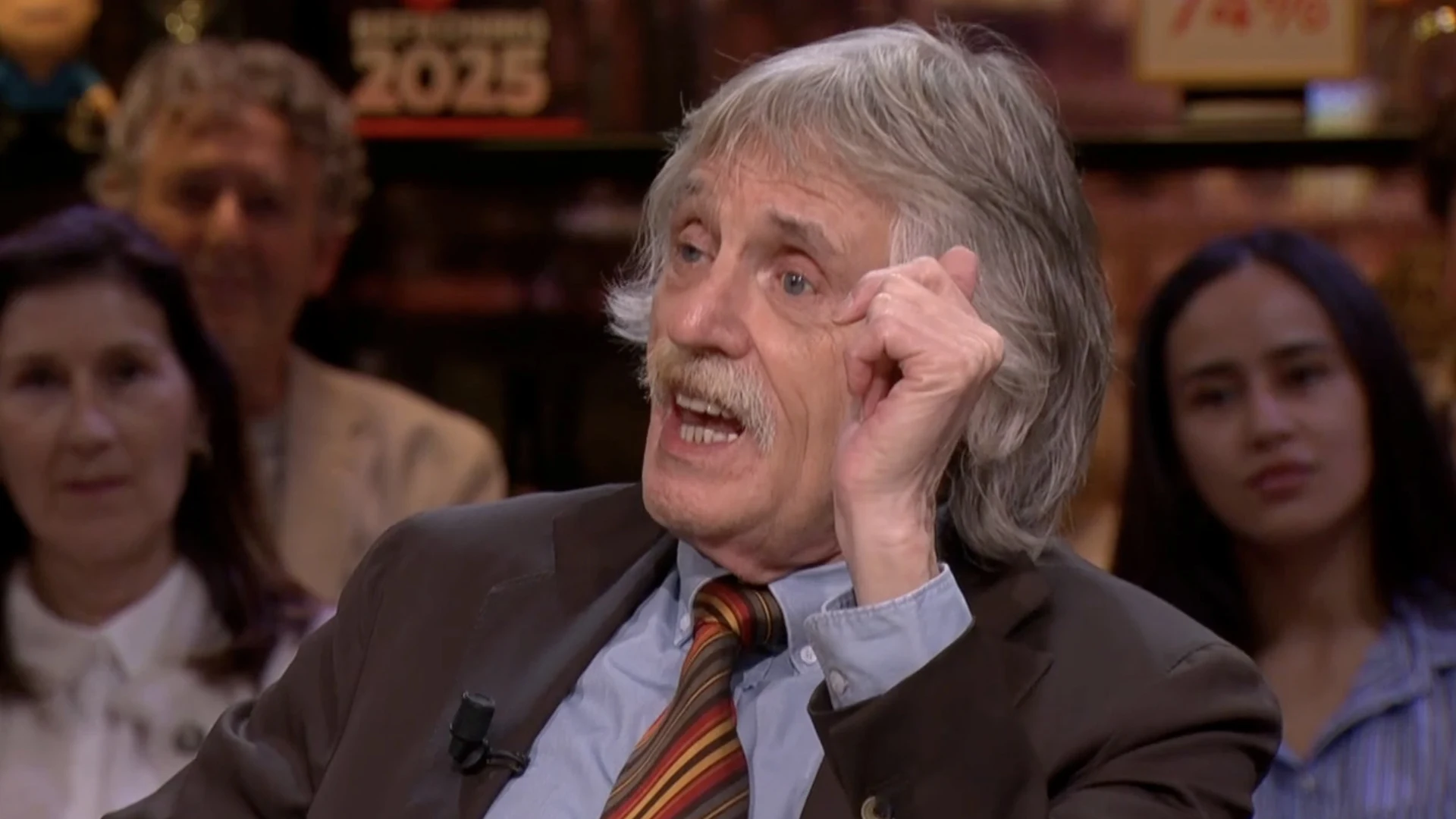 Johan Derksen over koningshuisdeskundige: 'Ze zit er volkomen voor lul bij!'
