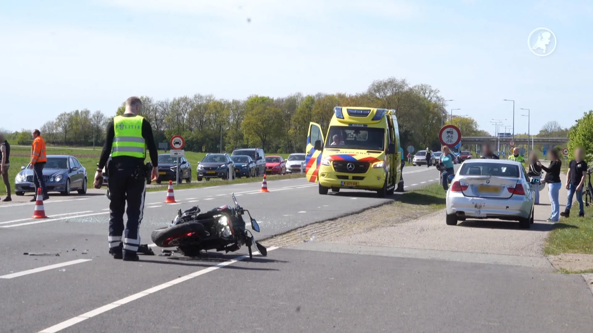 Motor knalt op auto in Ommen, slachtoffers gelanceerd