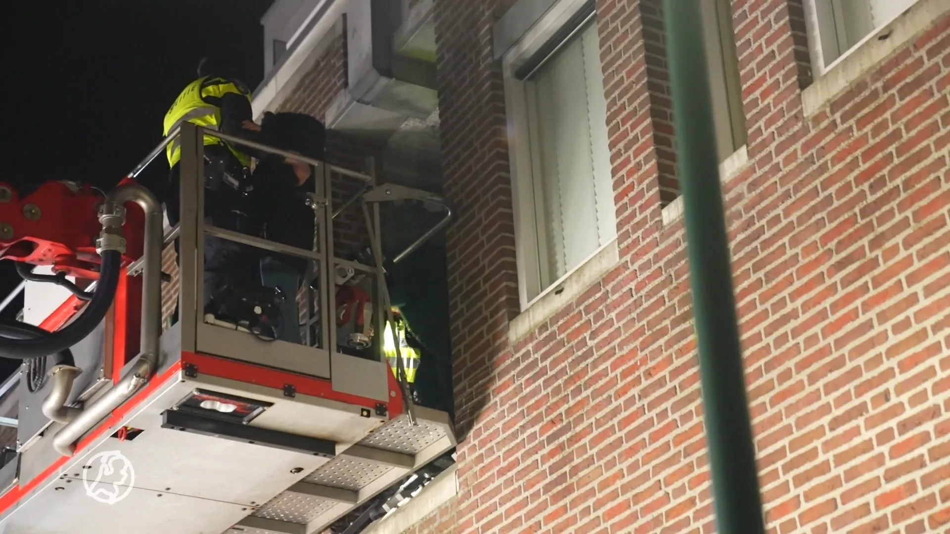 Brandweer moet opgesloten politieagenten bevrijden van balkon in Deurne