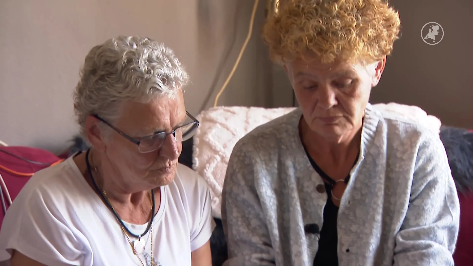 Harmke (74) brutaal opgelicht door bankfraudeurs, politie zoekt daders