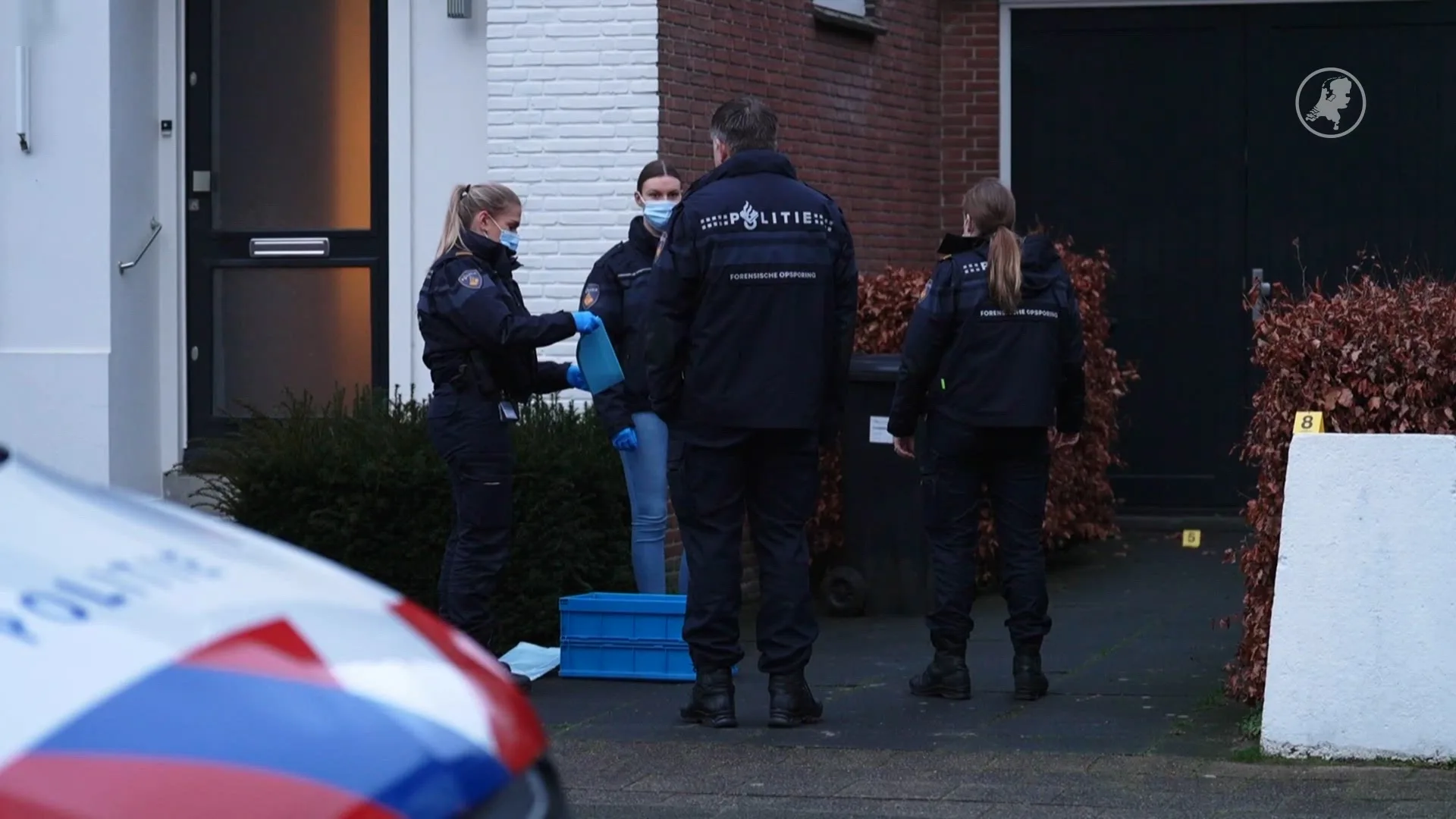 Jonge vrouw schreeuwt om hulp na klap in gezicht