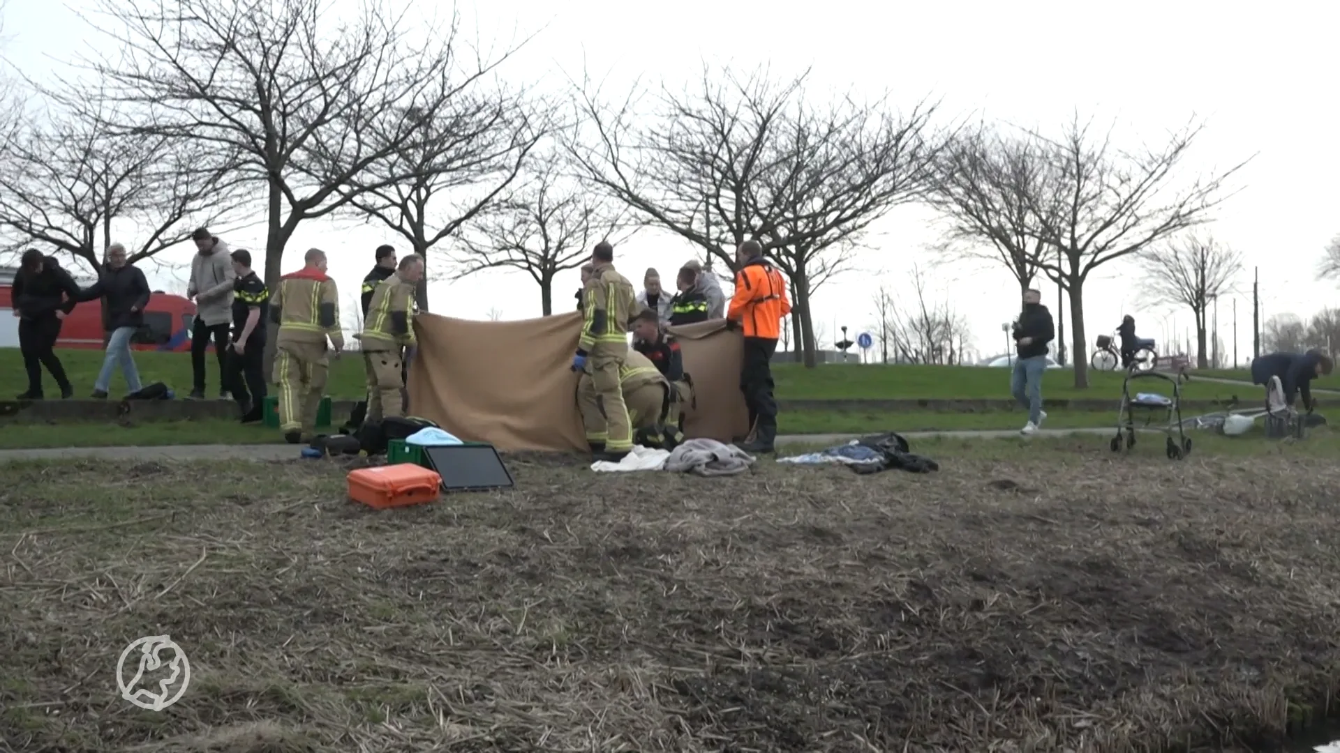 Tim (16) redt vrouw uit water