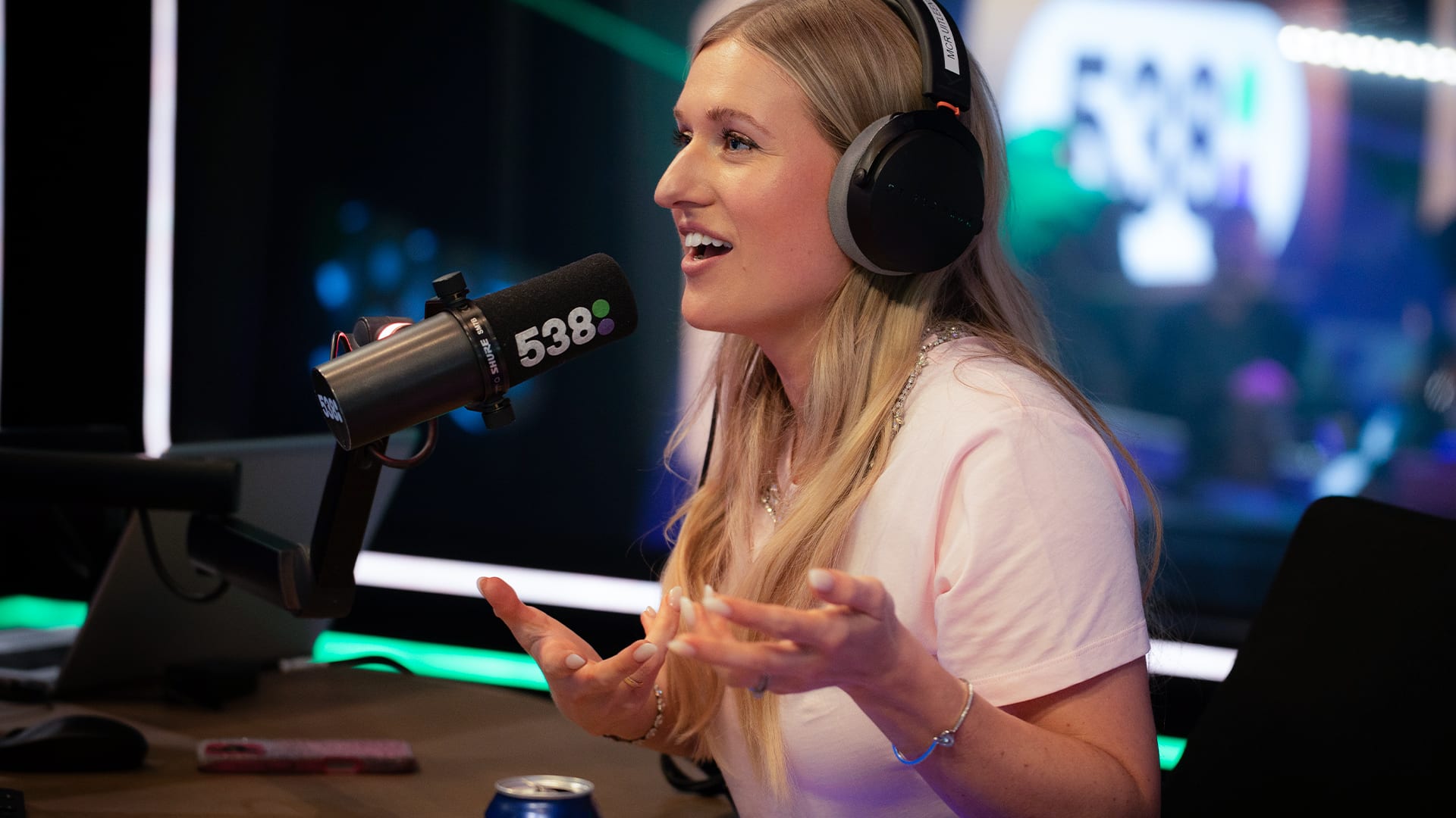 Britt Dekker onthult dat ze werkt aan nieuwe paardenfilm Racing Johnny