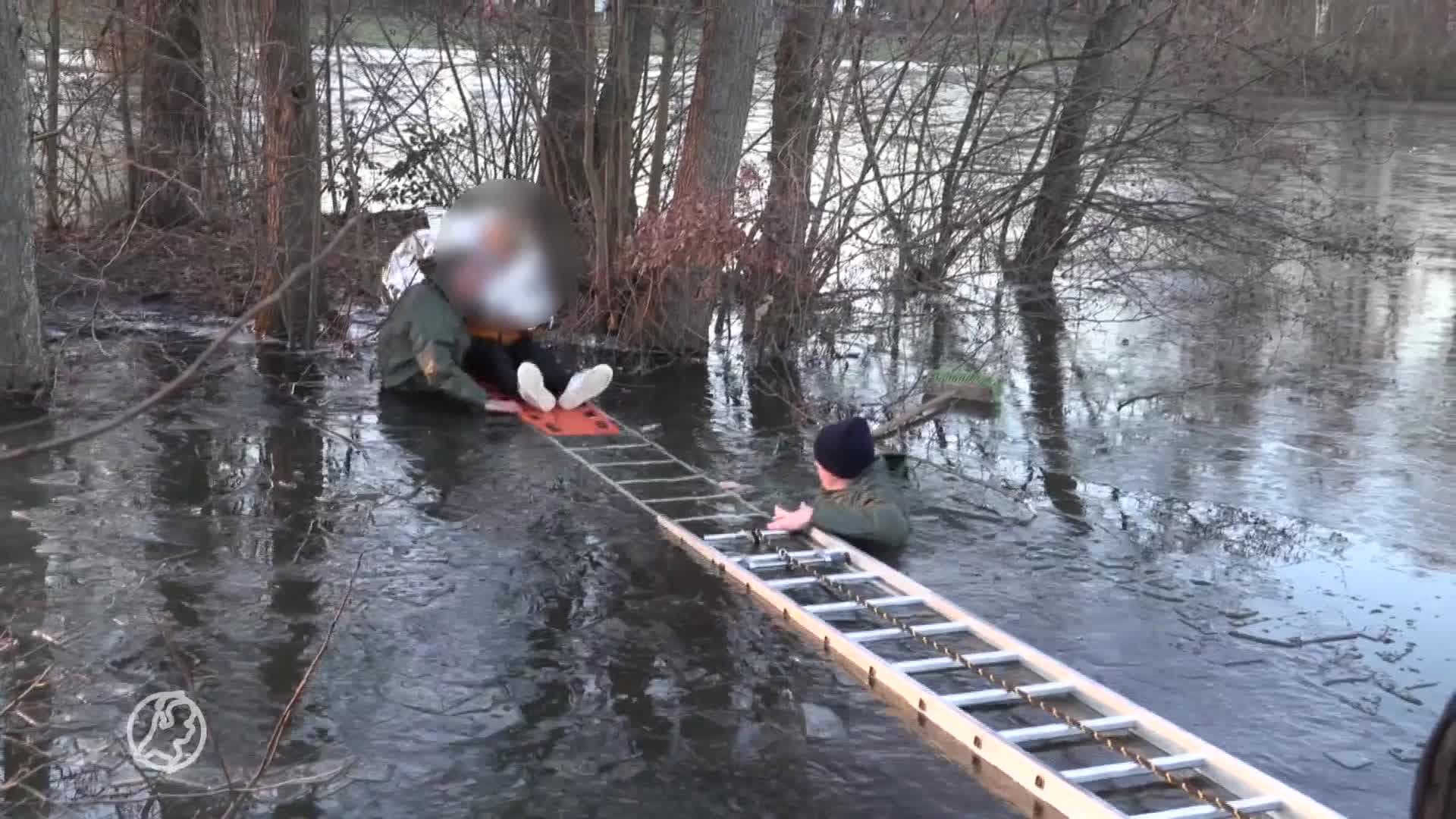 Spelende jongen zakt door ijs Den Haag