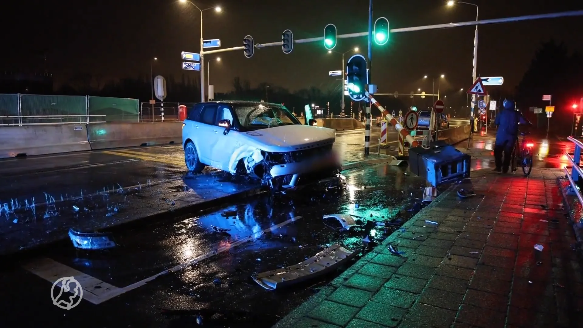 Bestuurder veroorzaakt totale ravage bij ongeluk op brug N201