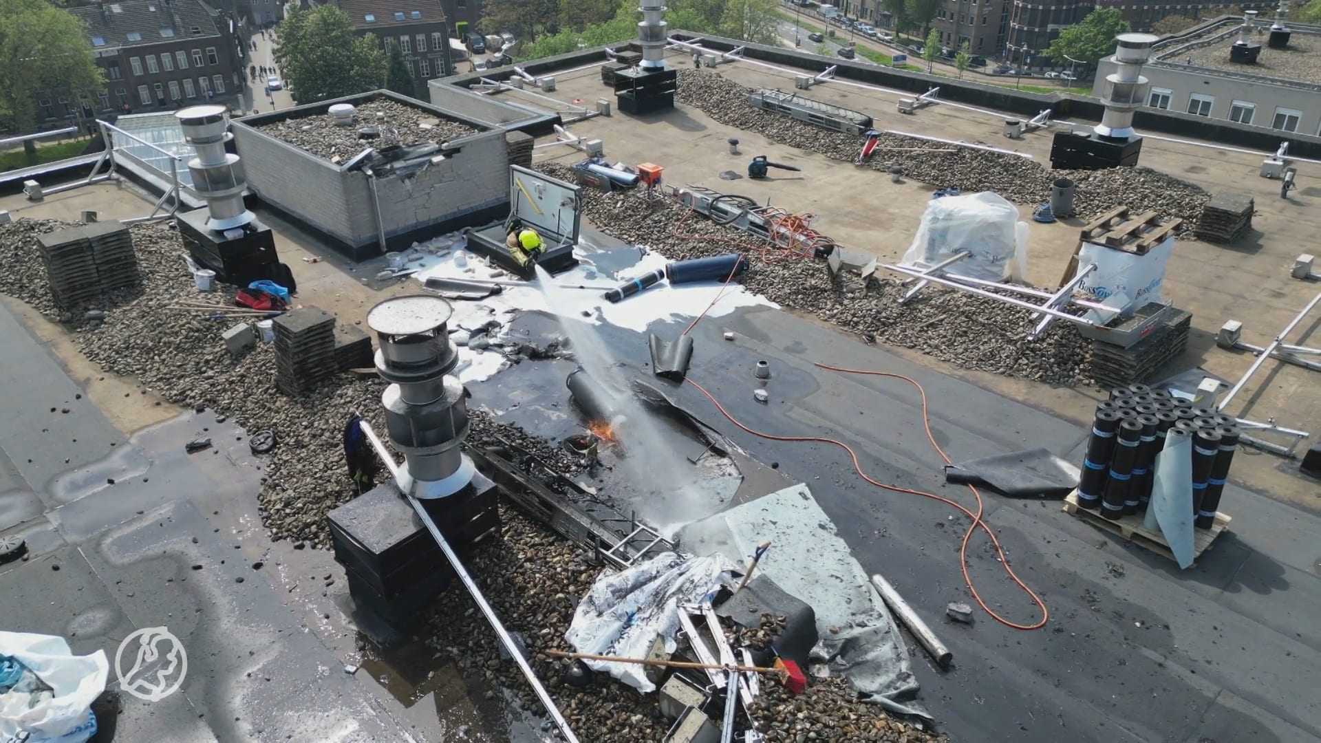 Drie lichtgewonden door ontploffing tijdens brand in Roermond