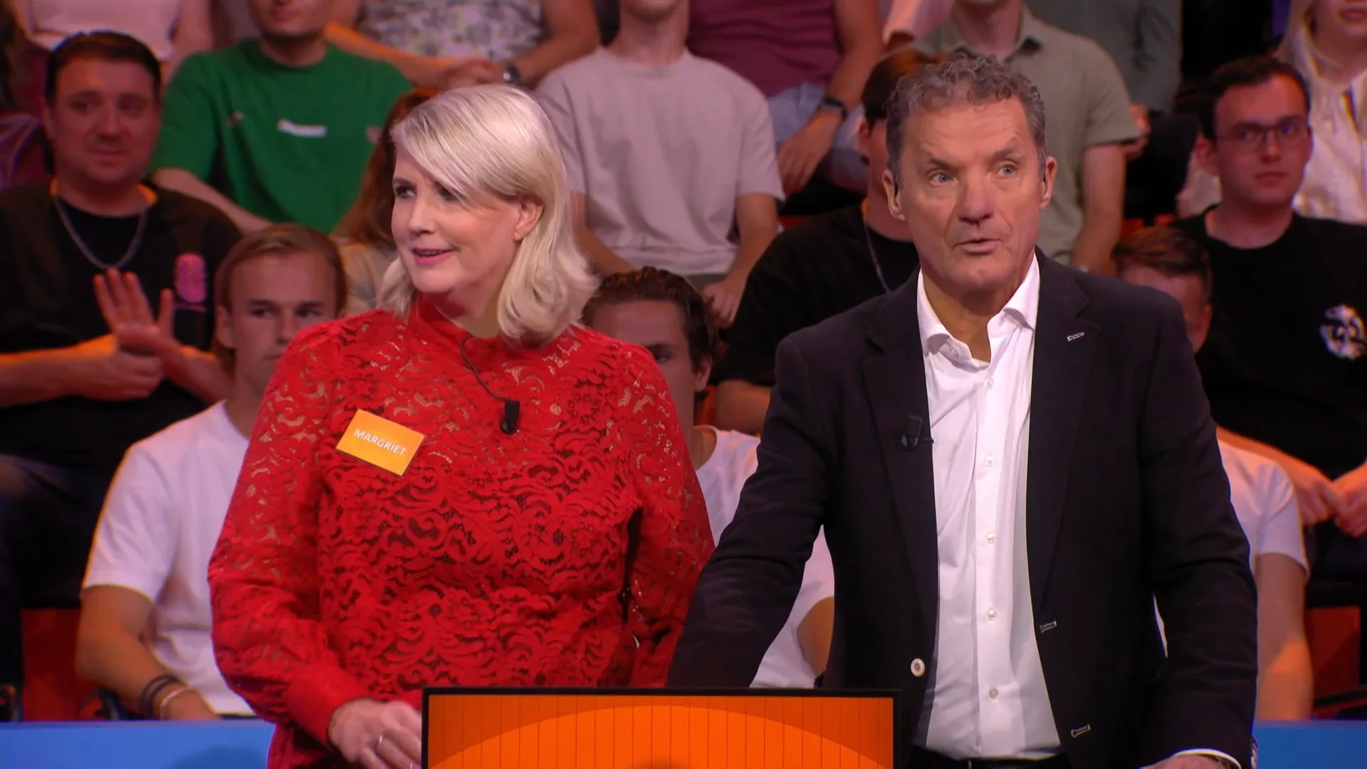 Weet John de Bever wat AirPods kosten?