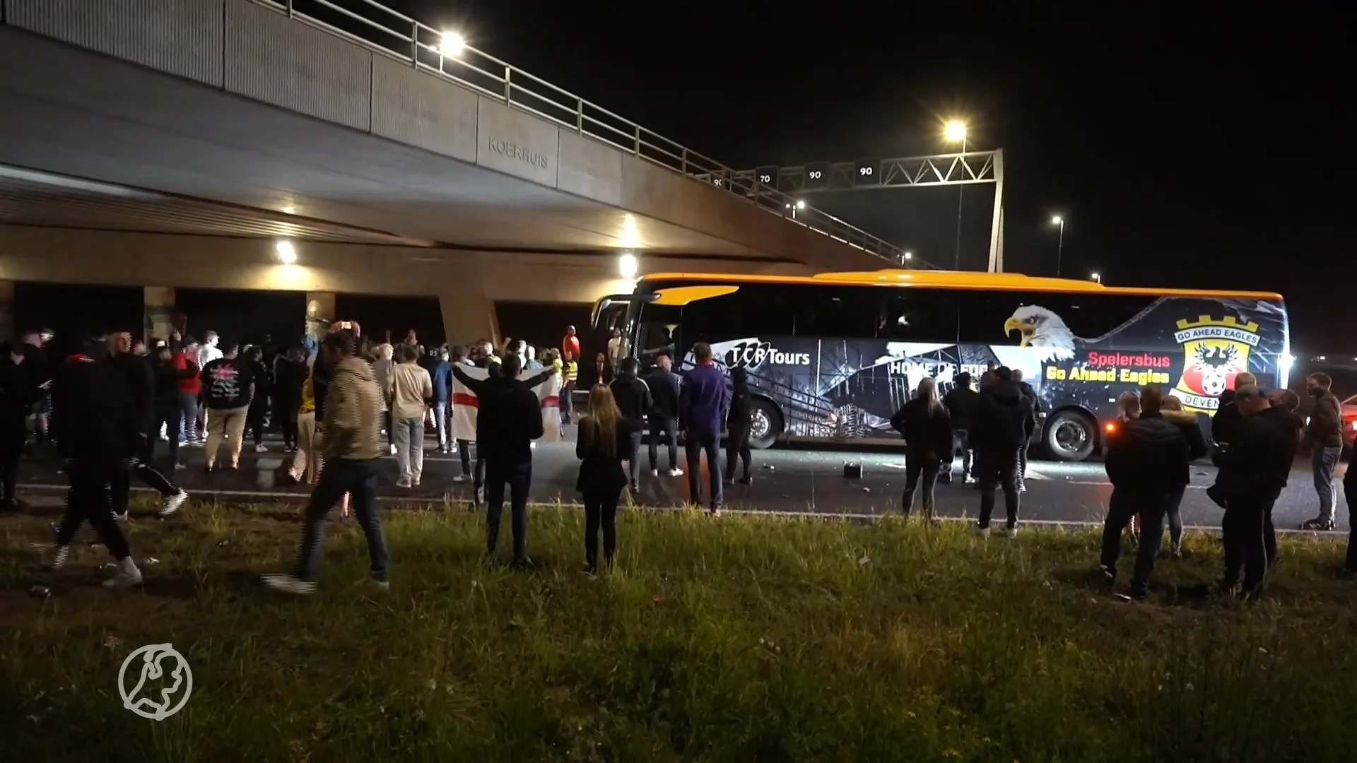 Uitzinnige Go Ahead-fans wachten spelersbus op, feest in stadion