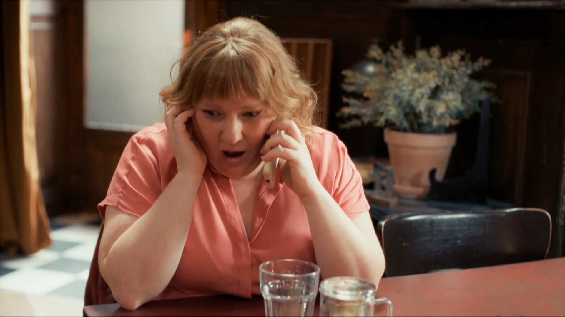 Flo krijgt een update van de politie