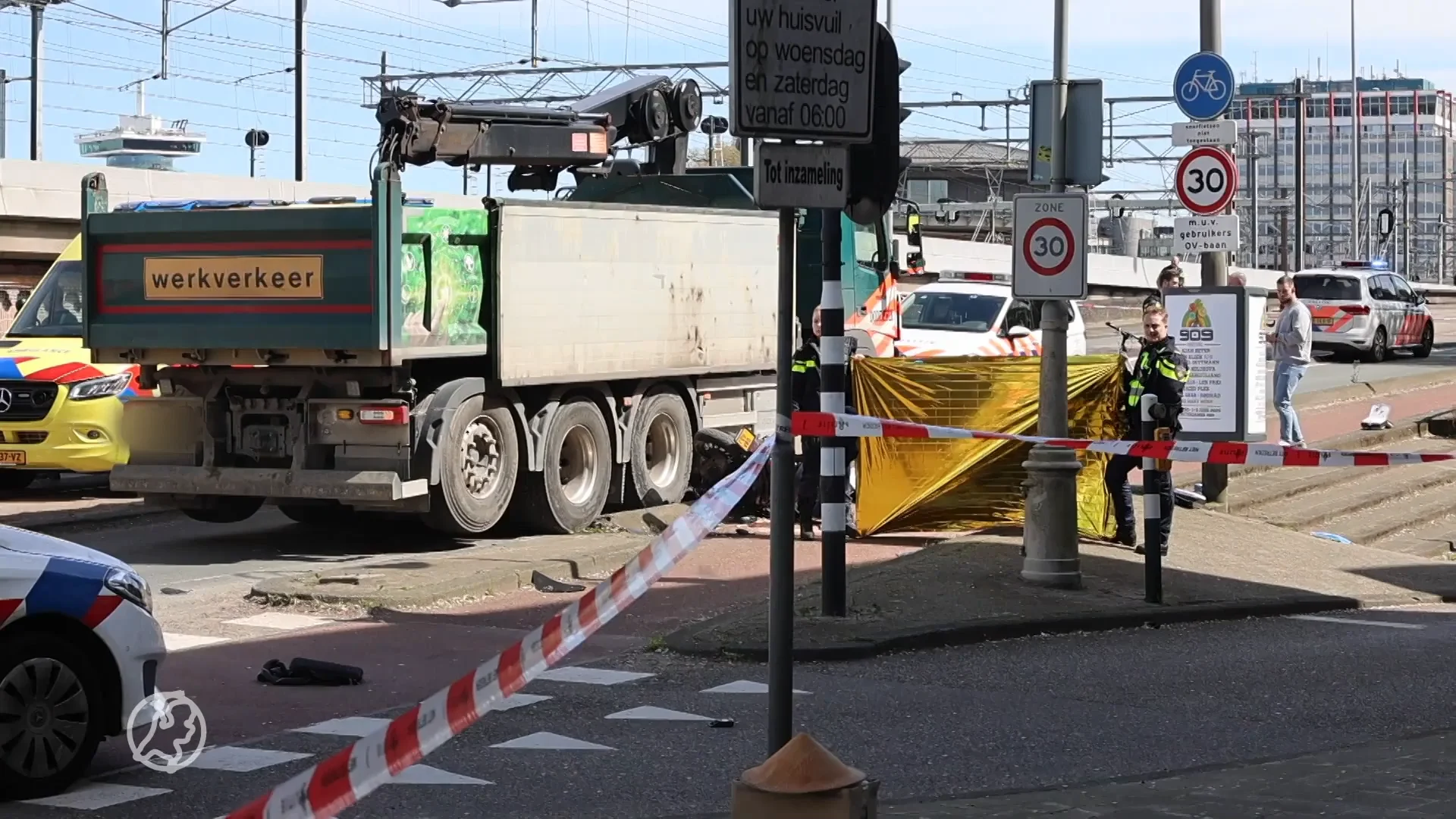 Man op scooter overleden na botsing met vrachtwagen in Amsterdam