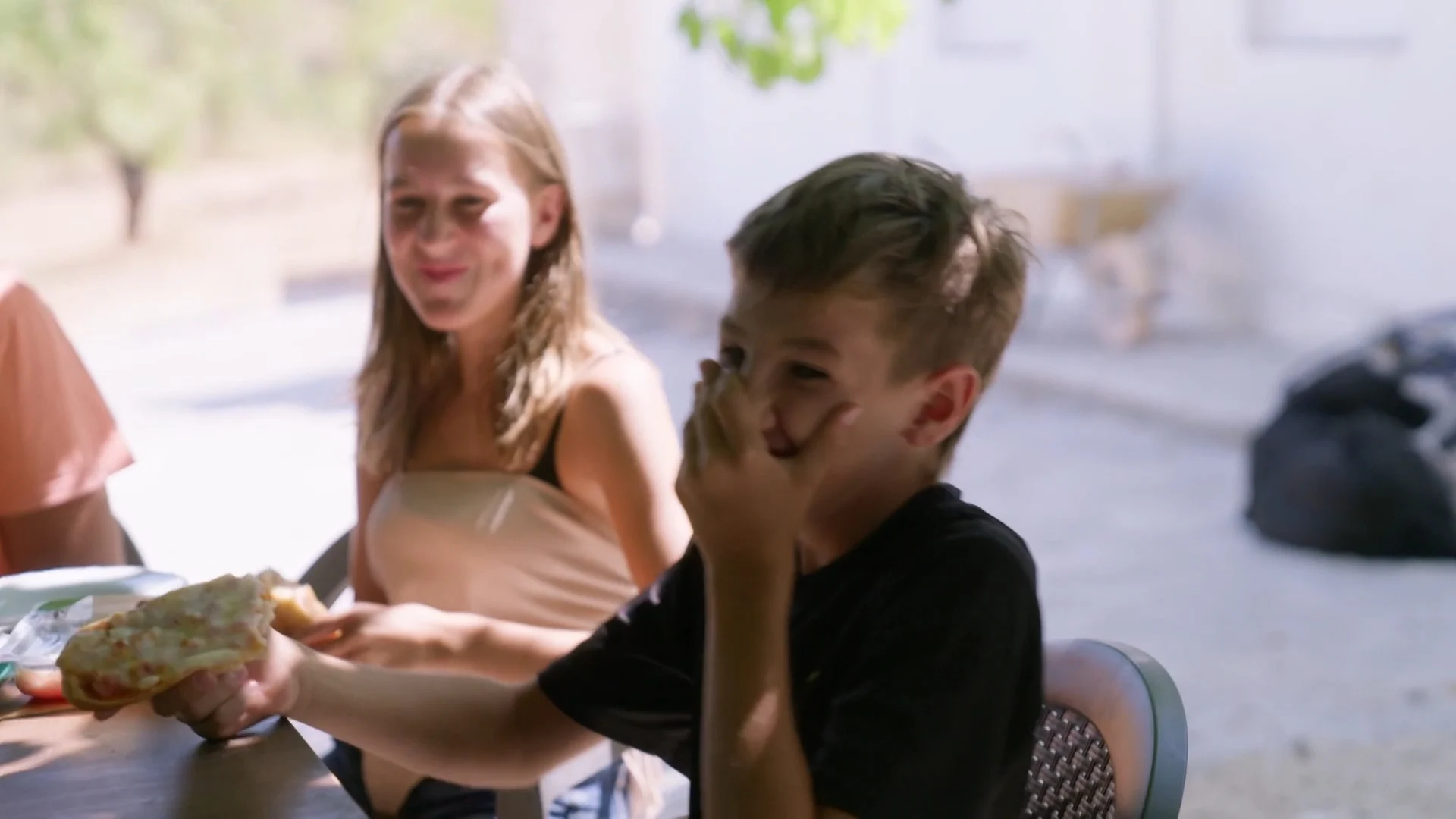 Janneke en Johan hebben een verrassing voor Harrie