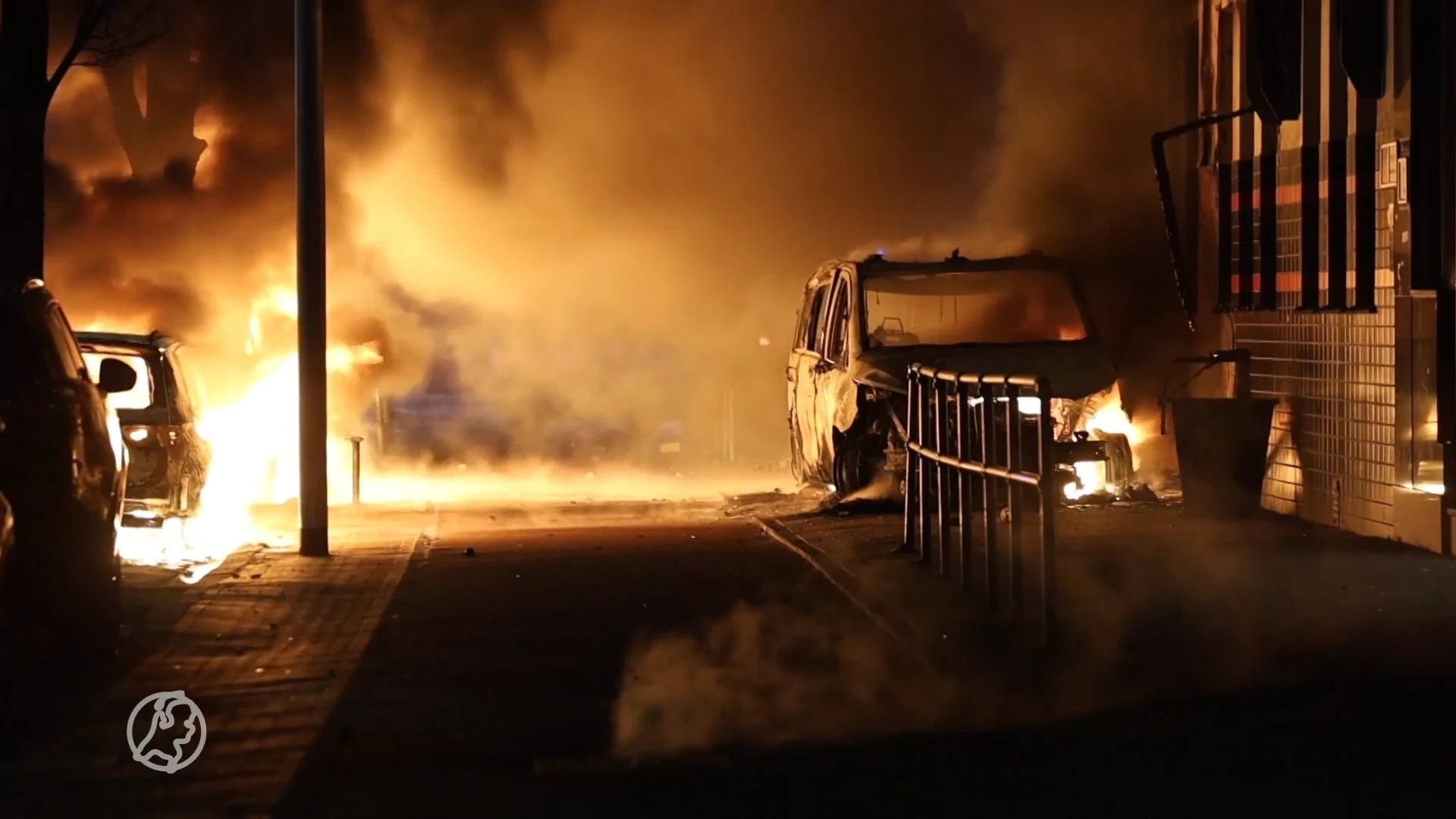 Zeer grote branden bij rellen in Den Haag