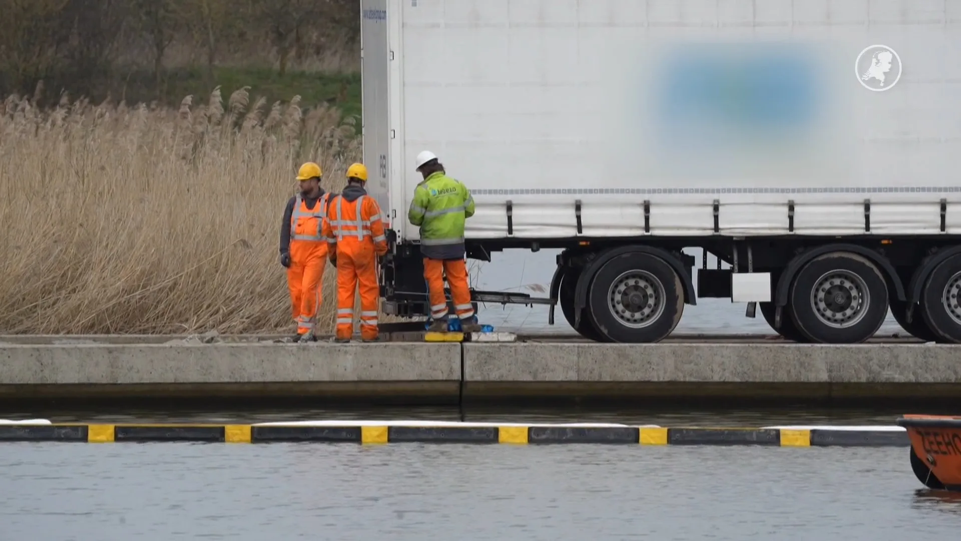 Vrachtwagen uit brug Biesbosch gehaald na lastige berging