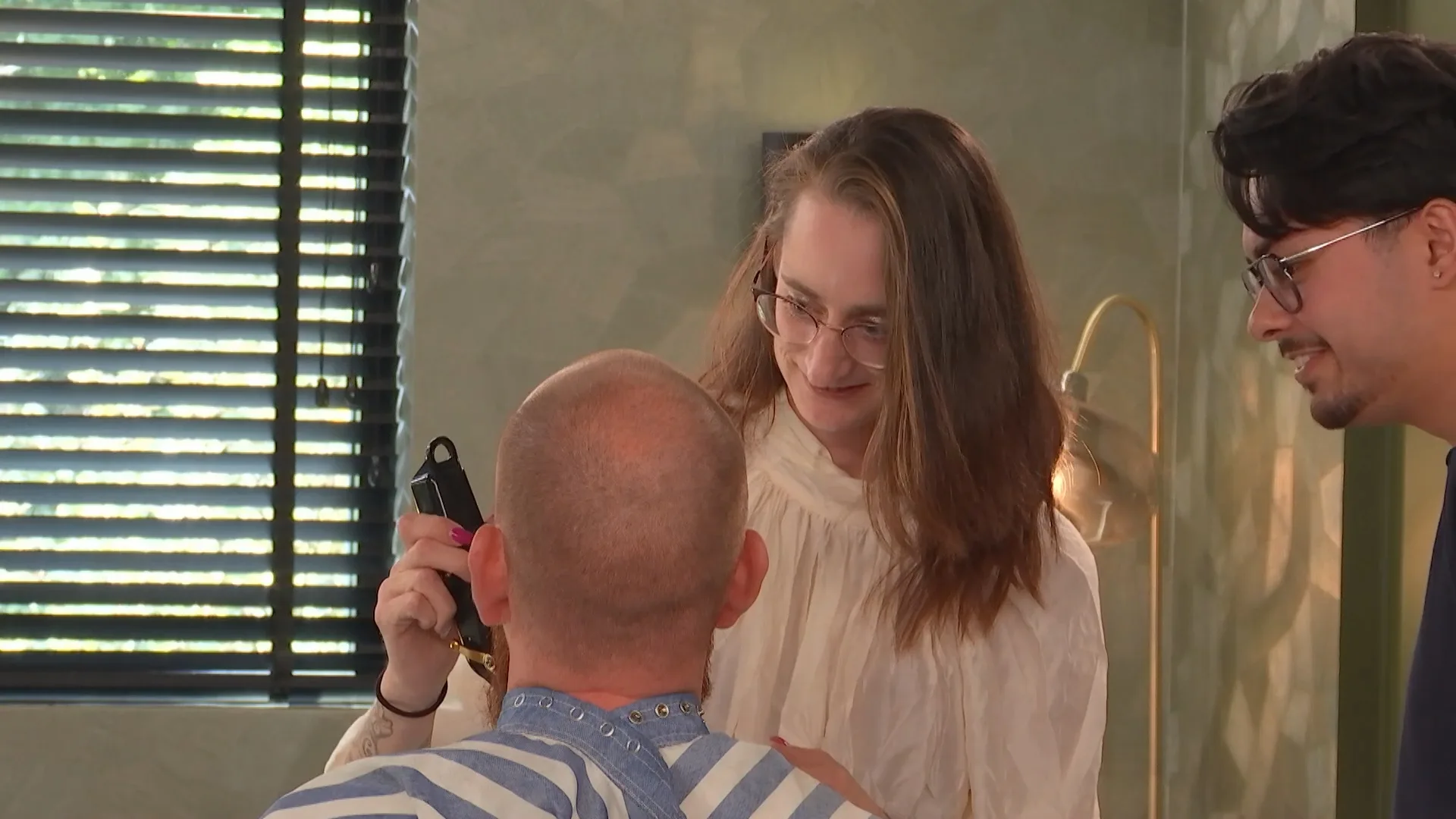 Ilona helpt de barbier een stukje mee!