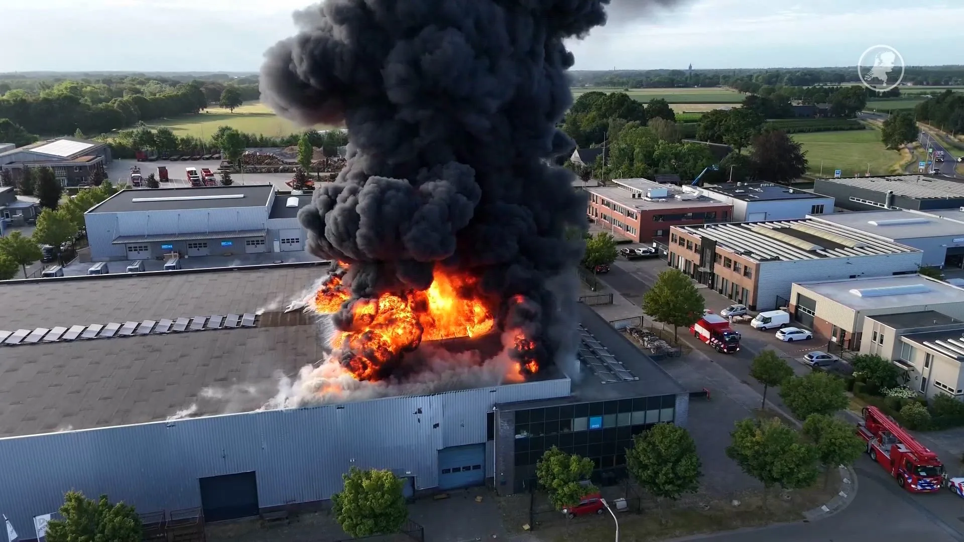 Dikke zwarte rookwolken bij uitslaande brand in Udenhout