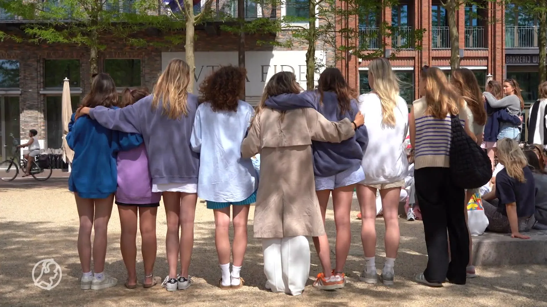 Bloemenzee voor overleden Vindicat studente die van dak sprong