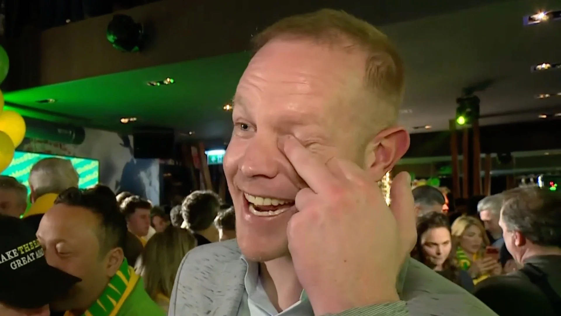 Tom Beugelsdijk geïnterviewd bij Hart voor Den Haag-verkiezingsavond: 'Steek je nou je middelvinger op?'